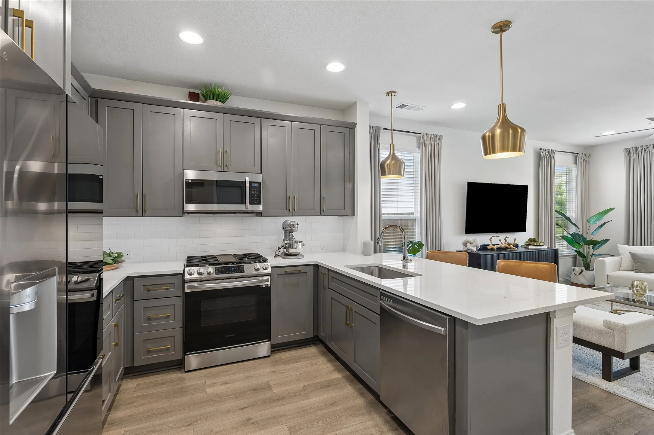 Townhouse For Sale in Tarrant County , 3445 Vista Highlands Lane, Fort Worth, Texas 76135, 3 Bedroom, 3 Bathroom, 2 Garage spaces, 1,669 Sqft, built in 2023, mls#21334195, Real Estate Agent in Fort Worth, Homes For Sale in Tarrant county, Homes For Sale in Fort Worth, Realtor in Fort Worth Texas, Real Estate Brokerage Independent Realty Texas, Luminita Cordes Realtor