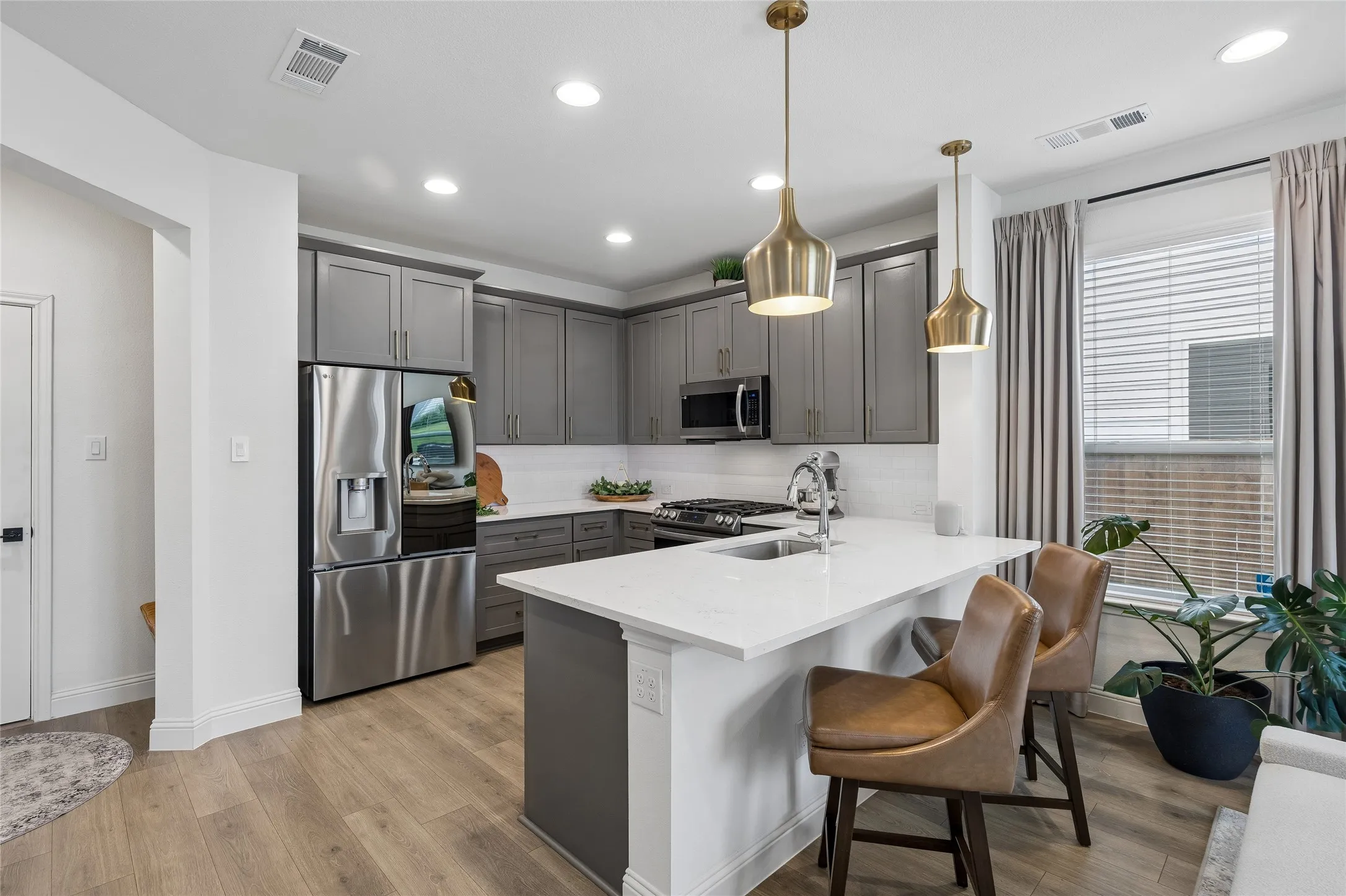 Townhouse For Sale in Tarrant County , 3445 Vista Highlands Lane, Fort Worth, Texas 76135, 3 Bedroom, 3 Bathroom, 2 Garage spaces, 1,669 Sqft, built in 2023, mls#21334195, Real Estate Agent in Fort Worth, Homes For Sale in Tarrant county, Homes For Sale in Fort Worth, Realtor in Fort Worth Texas, Real Estate Brokerage Independent Realty Texas, Luminita Cordes Realtor