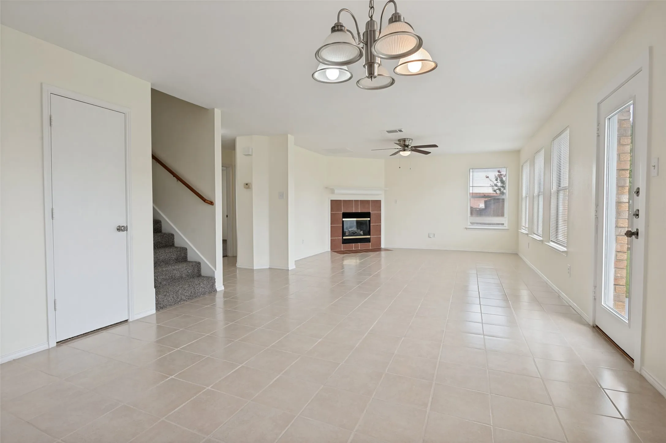 Single Family Residence For Sale in Ellis County , 218 Jacob Court, Glenn Heights, Texas 75154, 4 Bedroom, 3 Bathroom, 3 Garage spaces, 2,476 Sqft, built in 2001, mls#21332560, Real Estate Agent in Glenn Heights, Homes For Sale in Ellis county, Homes For Sale in Glenn Heights, Realtor in Glenn Heights Texas, Real Estate Brokerage Independent Realty Texas, Luminita Cordes Realtor
