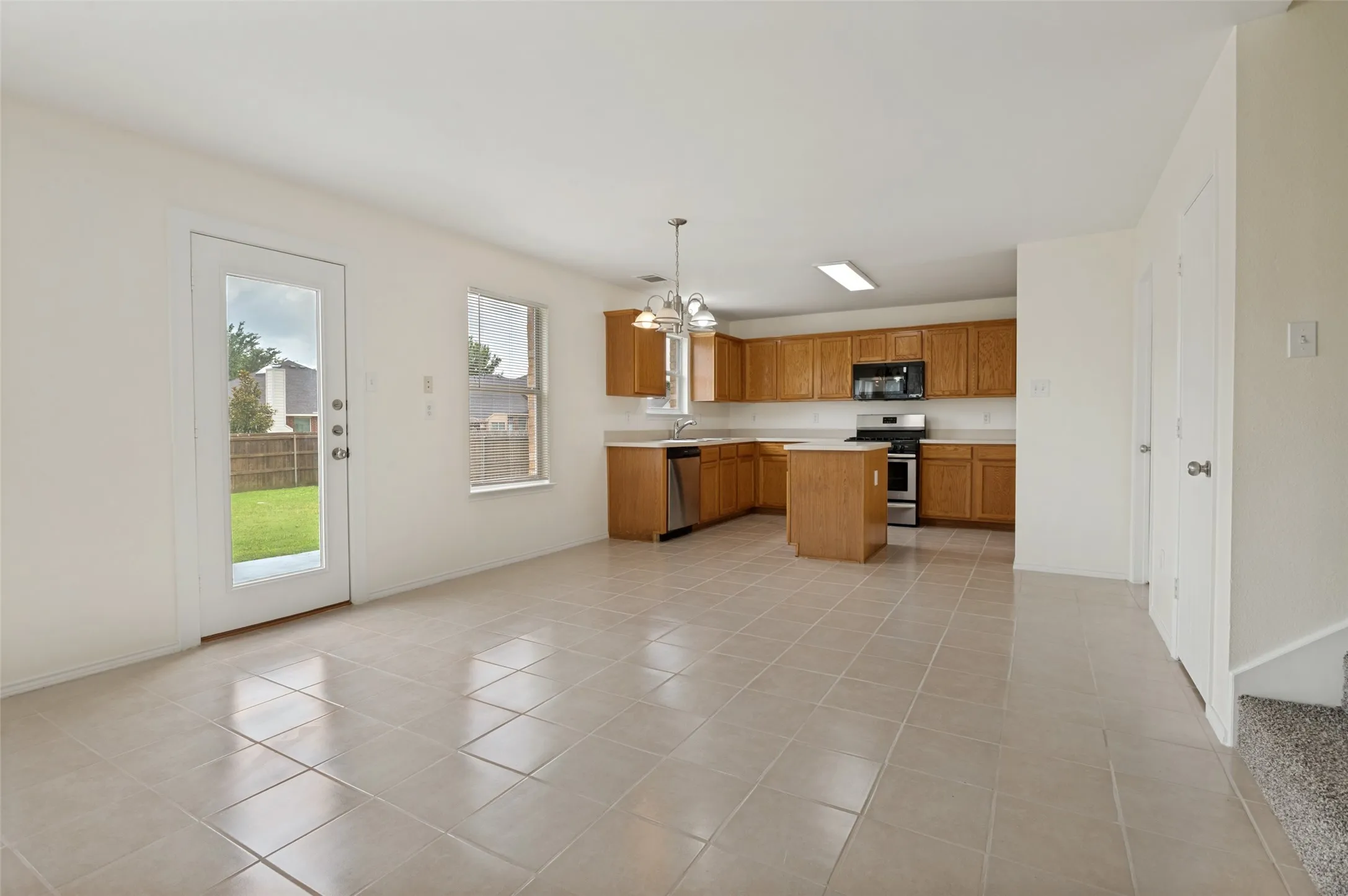 Single Family Residence For Sale in Ellis County , 218 Jacob Court, Glenn Heights, Texas 75154, 4 Bedroom, 3 Bathroom, 3 Garage spaces, 2,476 Sqft, built in 2001, mls#21332560, Real Estate Agent in Glenn Heights, Homes For Sale in Ellis county, Homes For Sale in Glenn Heights, Realtor in Glenn Heights Texas, Real Estate Brokerage Independent Realty Texas, Luminita Cordes Realtor