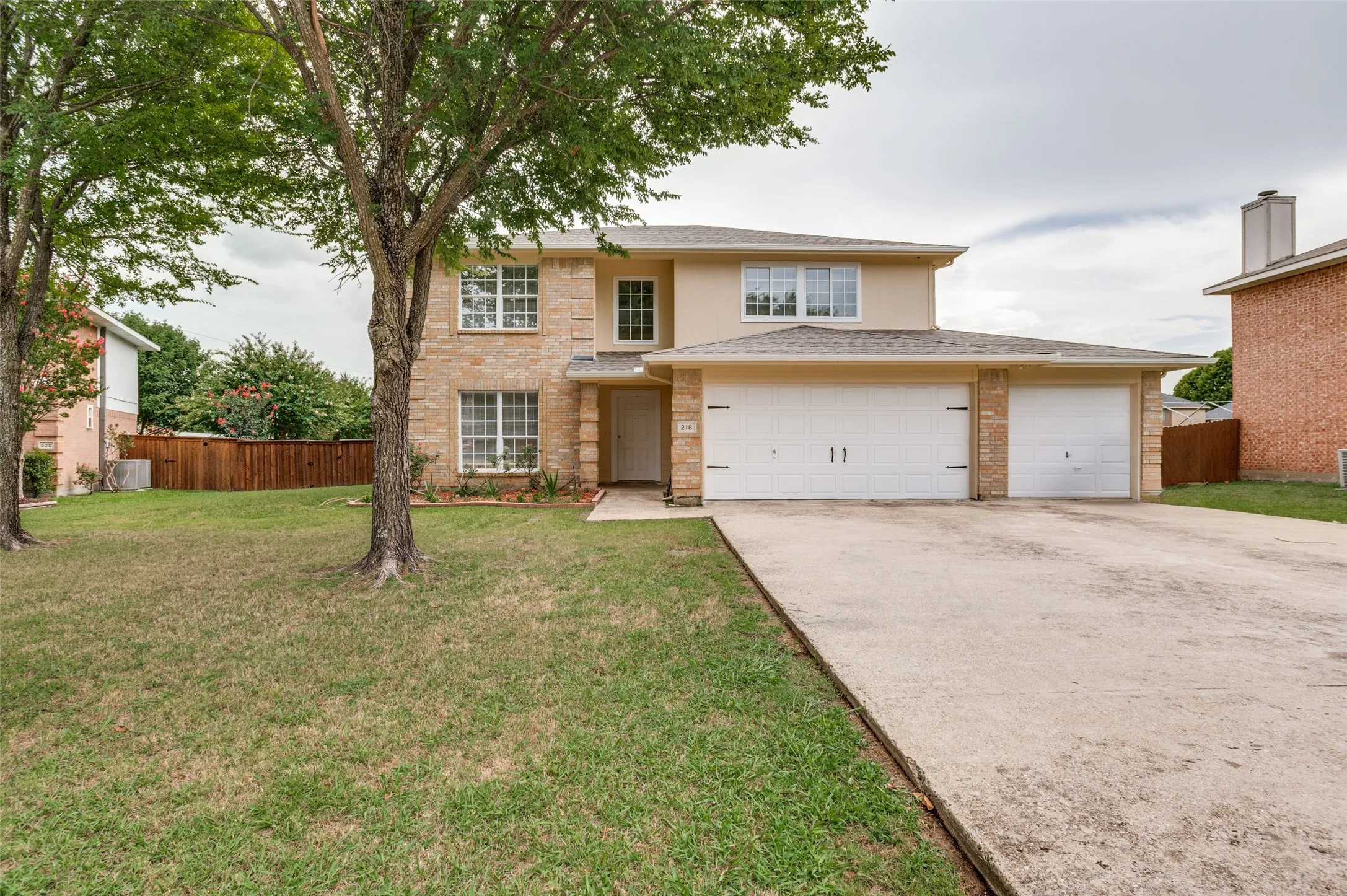 Single Family Residence For Sale in Ellis County , 218 Jacob Court, Glenn Heights, Texas 75154, 4 Bedroom, 3 Bathroom, 3 Garage spaces, 2,476 Sqft, built in 2001, mls#21332560, Real Estate Agent in Glenn Heights, Homes For Sale in Ellis county, Homes For Sale in Glenn Heights, Realtor in Glenn Heights Texas, Real Estate Brokerage Independent Realty Texas, Luminita Cordes Realtor