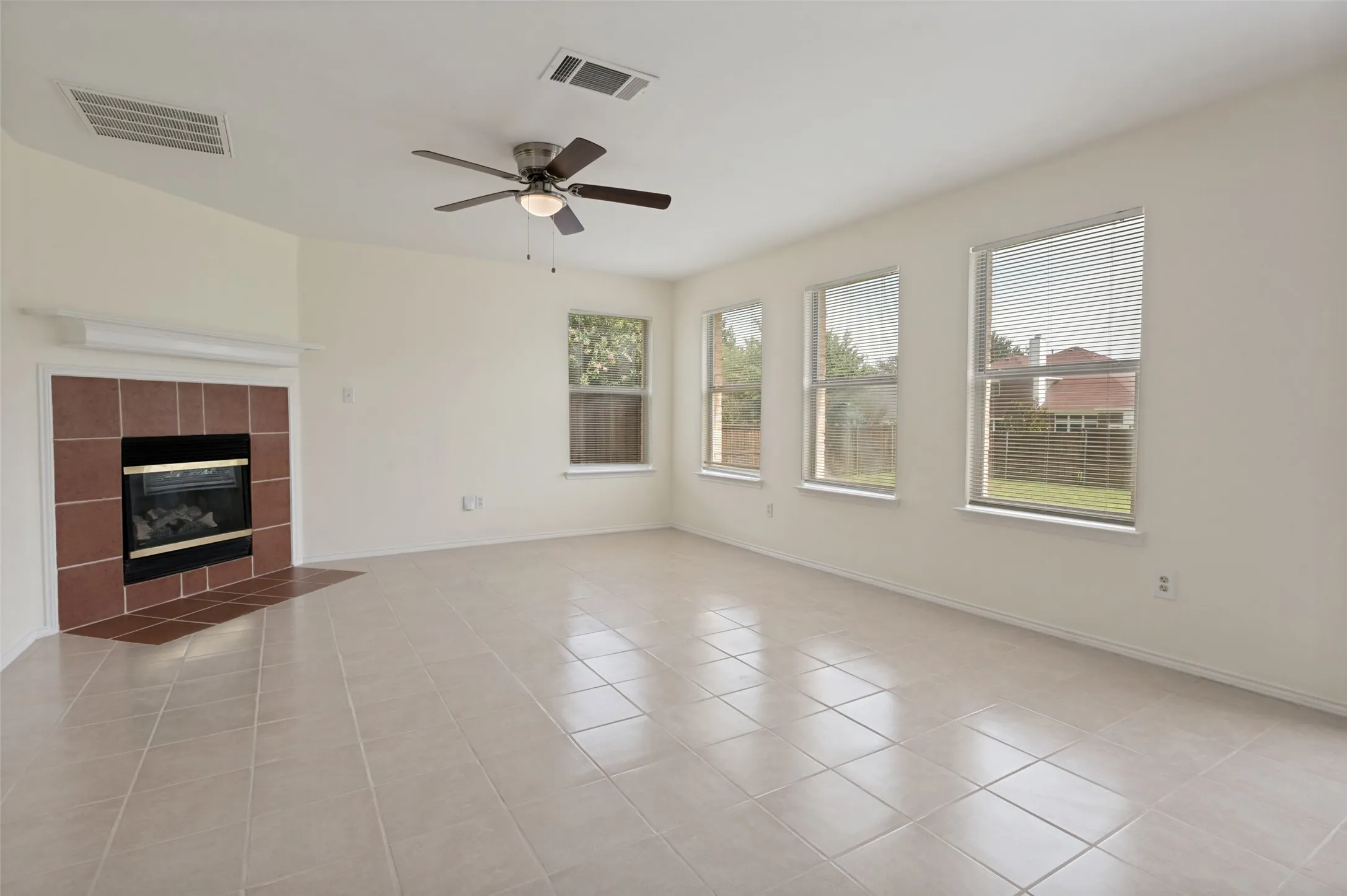 Single Family Residence For Sale in Ellis County , 218 Jacob Court, Glenn Heights, Texas 75154, 4 Bedroom, 3 Bathroom, 3 Garage spaces, 2,476 Sqft, built in 2001, mls#21332560, Real Estate Agent in Glenn Heights, Homes For Sale in Ellis county, Homes For Sale in Glenn Heights, Realtor in Glenn Heights Texas, Real Estate Brokerage Independent Realty Texas, Luminita Cordes Realtor