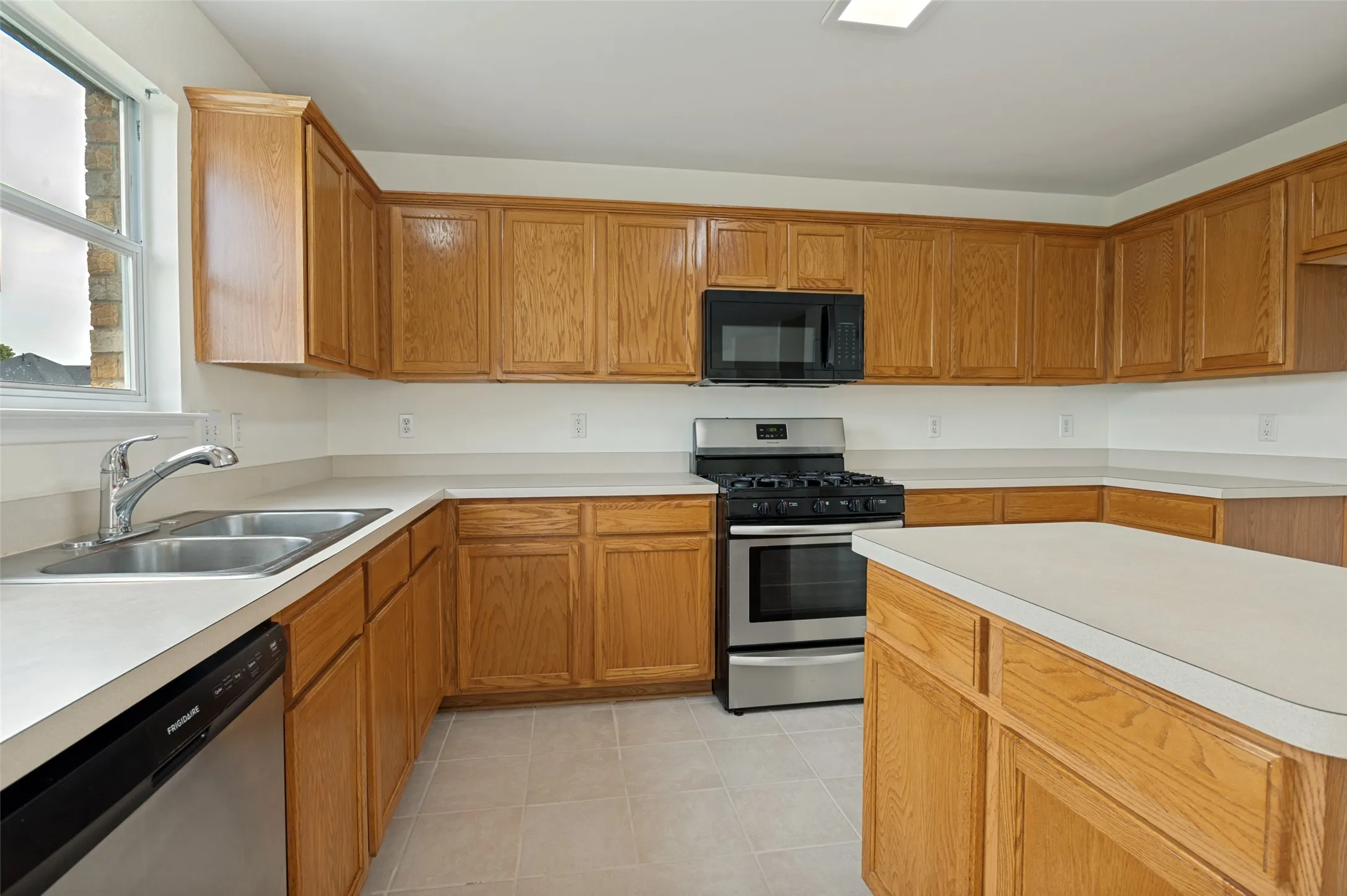 Single Family Residence For Sale in Ellis County , 218 Jacob Court, Glenn Heights, Texas 75154, 4 Bedroom, 3 Bathroom, 3 Garage spaces, 2,476 Sqft, built in 2001, mls#21332560, Real Estate Agent in Glenn Heights, Homes For Sale in Ellis county, Homes For Sale in Glenn Heights, Realtor in Glenn Heights Texas, Real Estate Brokerage Independent Realty Texas, Luminita Cordes Realtor