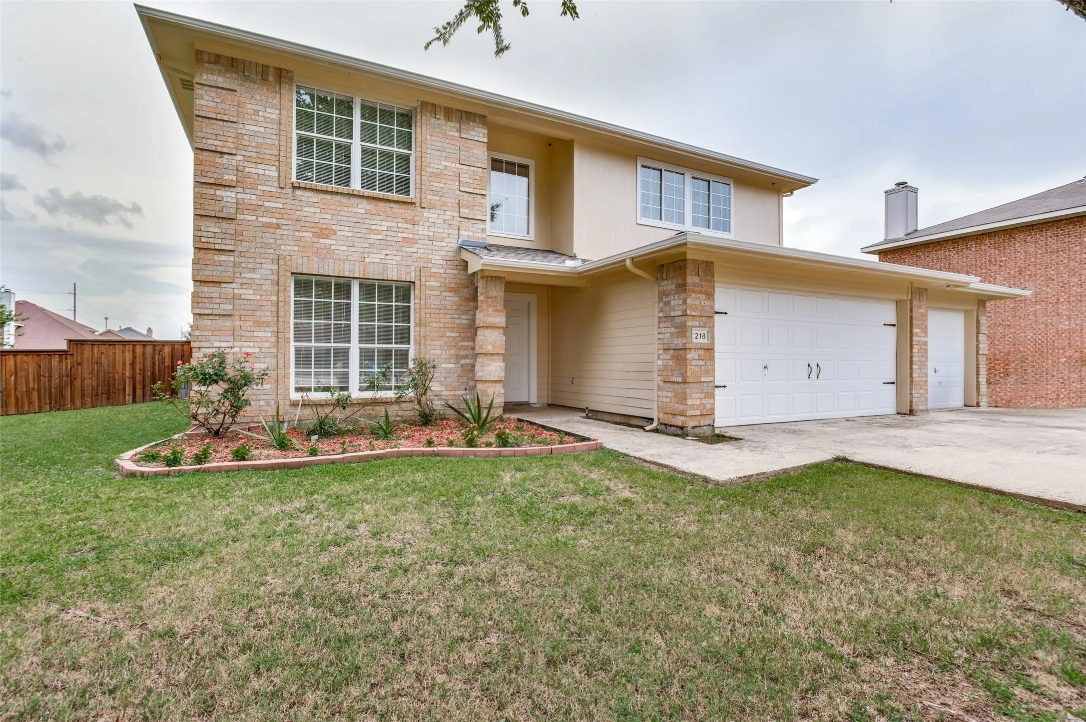 Single Family Residence For Sale in Ellis County , 218 Jacob Court, Glenn Heights, Texas 75154, 4 Bedroom, 3 Bathroom, 3 Garage spaces, 2,476 Sqft, built in 2001, mls#21332560, Real Estate Agent in Glenn Heights, Homes For Sale in Ellis county, Homes For Sale in Glenn Heights, Realtor in Glenn Heights Texas, Real Estate Brokerage Independent Realty Texas, Luminita Cordes Realtor