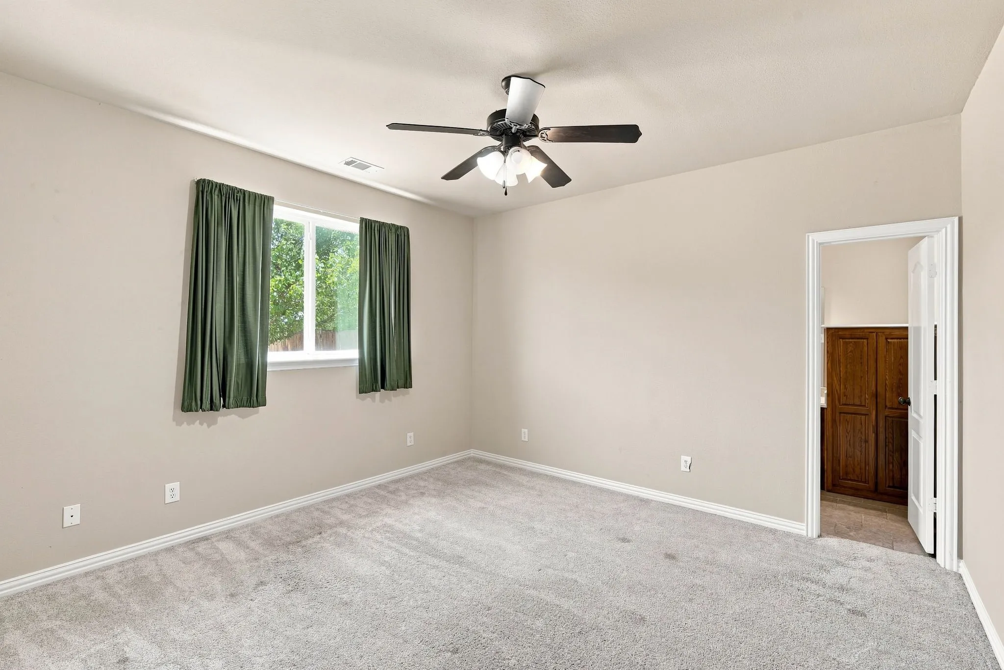 Single Family Residence For Sale in Ellis County , 429 Rugged Drive, Red Oak, Texas 75154, 4 Bedroom, 3 Bathroom, 3 Garage spaces, 3,224 Sqft, built in 2005, mls#21334129, Real Estate Agent in Red Oak, Homes For Sale in Ellis county, Homes For Sale in Red Oak, Realtor in Red Oak Texas, Real Estate Brokerage Independent Realty Texas, Luminita Cordes Realtor