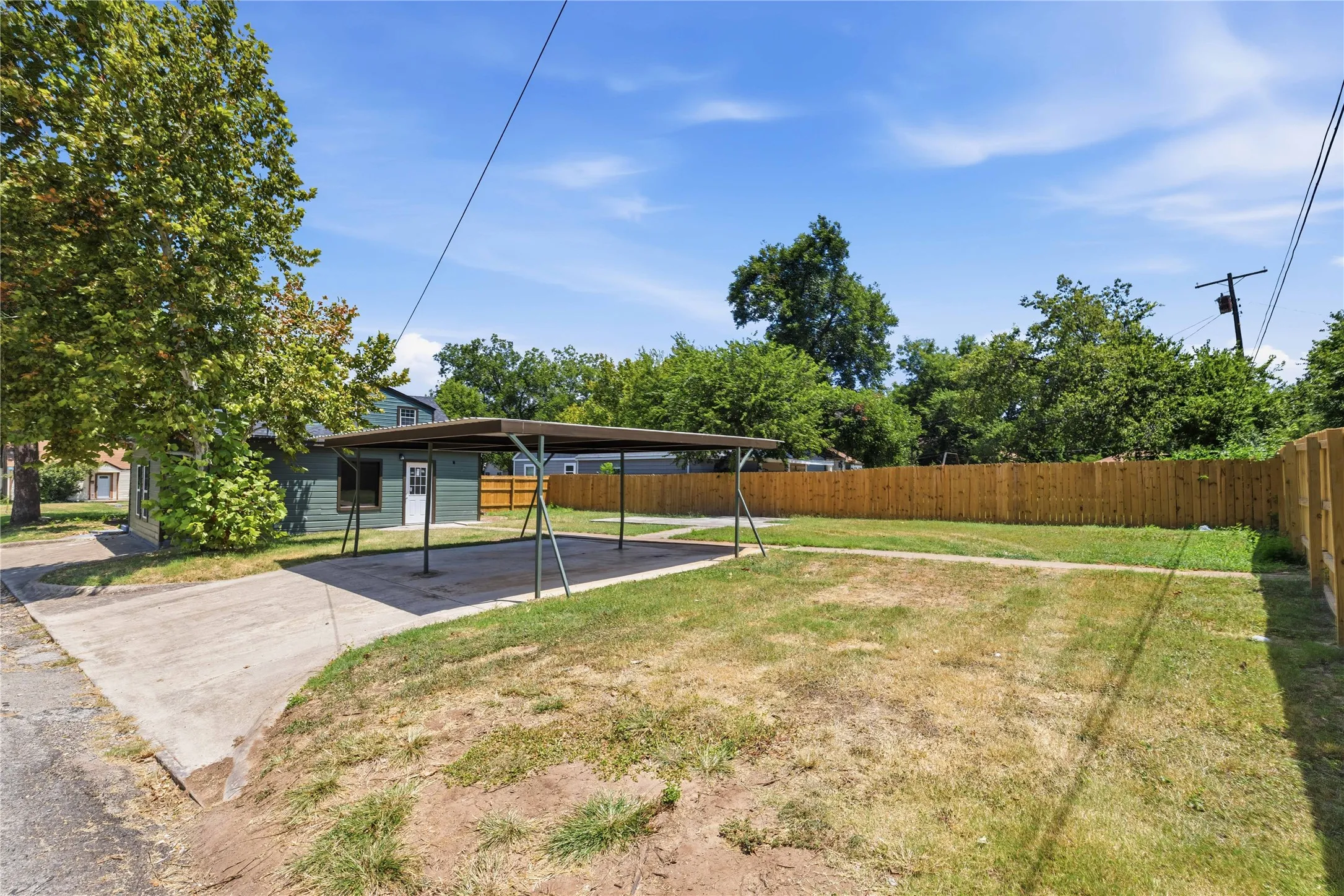 Single Family Residence For Sale in Brown County , 2201 Vincent Street, Brownwood, Texas 76801, 3 Bedroom, 3 Bathroom, Garage spaces, 2,543 Sqft, built in 1940, mls#21334213, Real Estate Agent in Brownwood, Homes For Sale in Brown county, Homes For Sale in Brownwood, Realtor in Brownwood Texas, Real Estate Brokerage Independent Realty Texas, Luminita Cordes Realtor