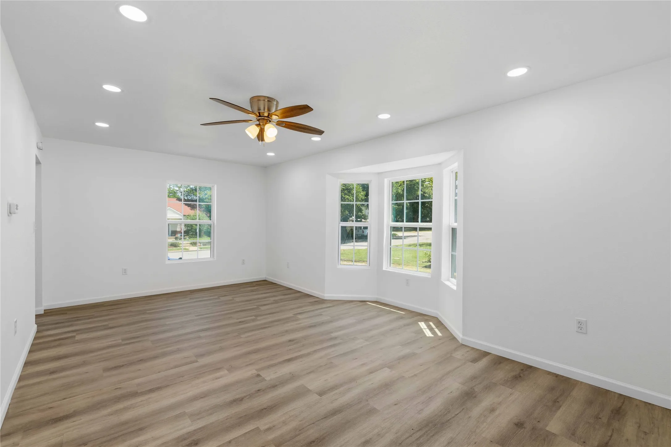 Single Family Residence For Sale in Brown County , 2201 Vincent Street, Brownwood, Texas 76801, 3 Bedroom, 3 Bathroom, Garage spaces, 2,543 Sqft, built in 1940, mls#21334213, Real Estate Agent in Brownwood, Homes For Sale in Brown county, Homes For Sale in Brownwood, Realtor in Brownwood Texas, Real Estate Brokerage Independent Realty Texas, Luminita Cordes Realtor