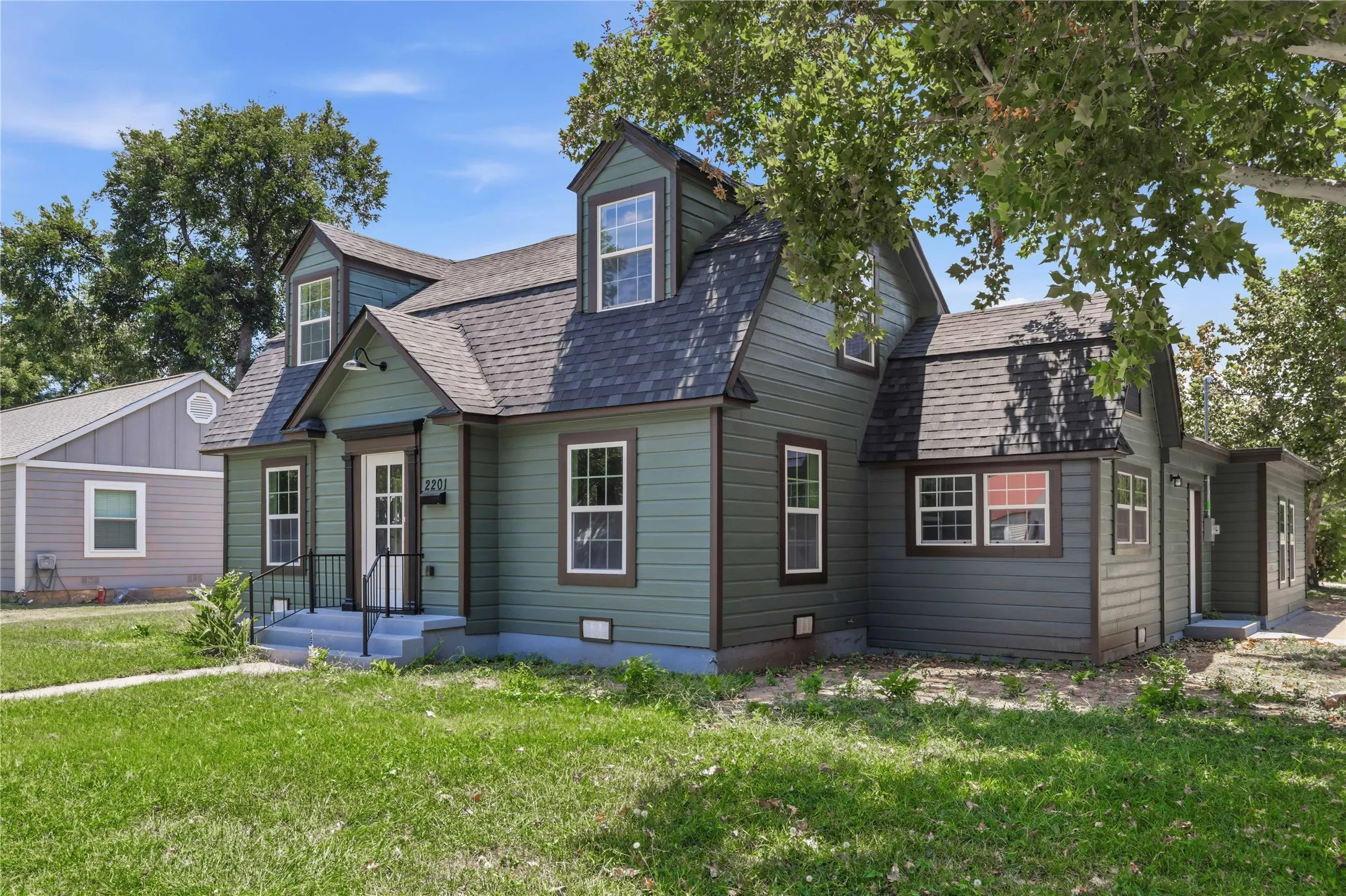 Single Family Residence For Sale in Brown County , 2201 Vincent Street, Brownwood, Texas 76801, 3 Bedroom, 3 Bathroom, Garage spaces, 2,543 Sqft, built in 1940, mls#21334213, Real Estate Agent in Brownwood, Homes For Sale in Brown county, Homes For Sale in Brownwood, Realtor in Brownwood Texas, Real Estate Brokerage Independent Realty Texas, Luminita Cordes Realtor