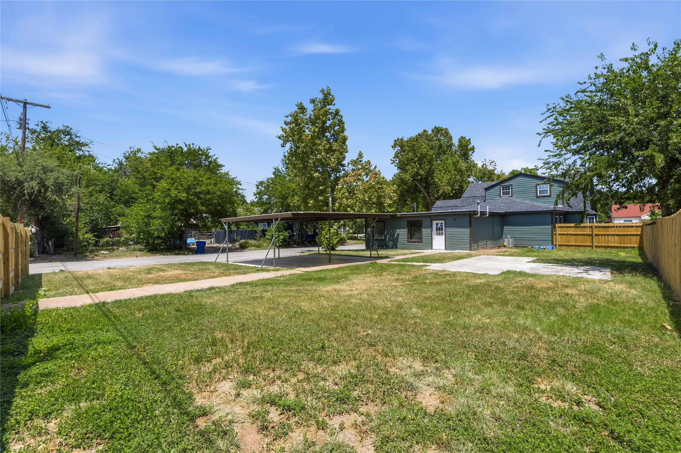 Single Family Residence For Sale in Brown County , 2201 Vincent Street, Brownwood, Texas 76801, 3 Bedroom, 3 Bathroom, Garage spaces, 2,543 Sqft, built in 1940, mls#21334213, Real Estate Agent in Brownwood, Homes For Sale in Brown county, Homes For Sale in Brownwood, Realtor in Brownwood Texas, Real Estate Brokerage Independent Realty Texas, Luminita Cordes Realtor