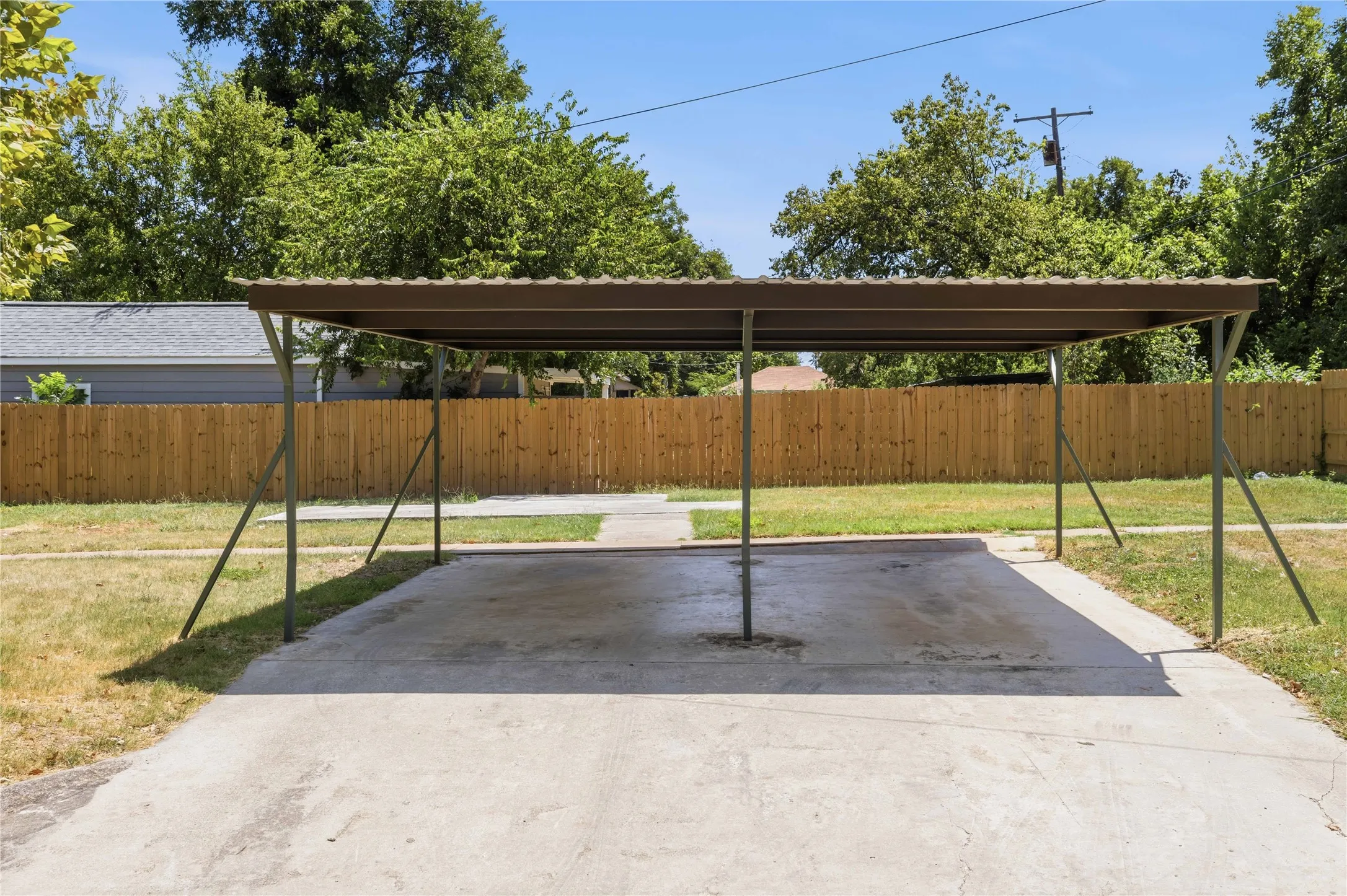 Single Family Residence For Sale in Brown County , 2201 Vincent Street, Brownwood, Texas 76801, 3 Bedroom, 3 Bathroom, Garage spaces, 2,543 Sqft, built in 1940, mls#21334213, Real Estate Agent in Brownwood, Homes For Sale in Brown county, Homes For Sale in Brownwood, Realtor in Brownwood Texas, Real Estate Brokerage Independent Realty Texas, Luminita Cordes Realtor