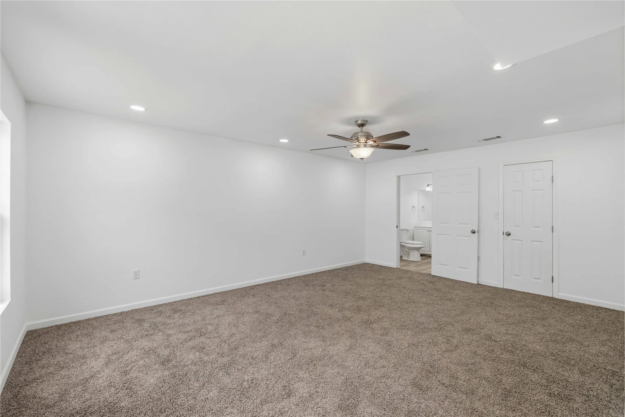 Single Family Residence For Sale in Brown County , 2201 Vincent Street, Brownwood, Texas 76801, 3 Bedroom, 3 Bathroom, Garage spaces, 2,543 Sqft, built in 1940, mls#21334213, Real Estate Agent in Brownwood, Homes For Sale in Brown county, Homes For Sale in Brownwood, Realtor in Brownwood Texas, Real Estate Brokerage Independent Realty Texas, Luminita Cordes Realtor