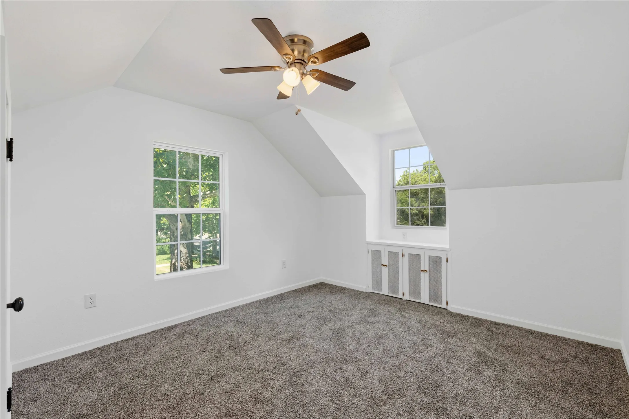 Single Family Residence For Sale in Brown County , 2201 Vincent Street, Brownwood, Texas 76801, 3 Bedroom, 3 Bathroom, Garage spaces, 2,543 Sqft, built in 1940, mls#21334213, Real Estate Agent in Brownwood, Homes For Sale in Brown county, Homes For Sale in Brownwood, Realtor in Brownwood Texas, Real Estate Brokerage Independent Realty Texas, Luminita Cordes Realtor