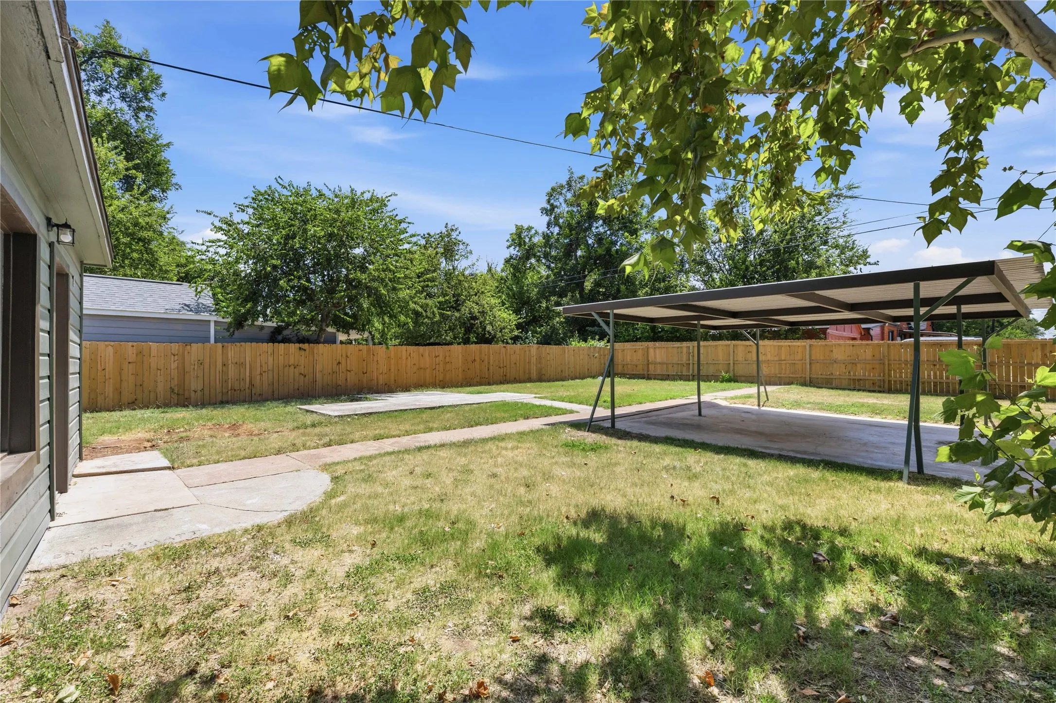 Single Family Residence For Sale in Brown County , 2201 Vincent Street, Brownwood, Texas 76801, 3 Bedroom, 3 Bathroom, Garage spaces, 2,543 Sqft, built in 1940, mls#21334213, Real Estate Agent in Brownwood, Homes For Sale in Brown county, Homes For Sale in Brownwood, Realtor in Brownwood Texas, Real Estate Brokerage Independent Realty Texas, Luminita Cordes Realtor