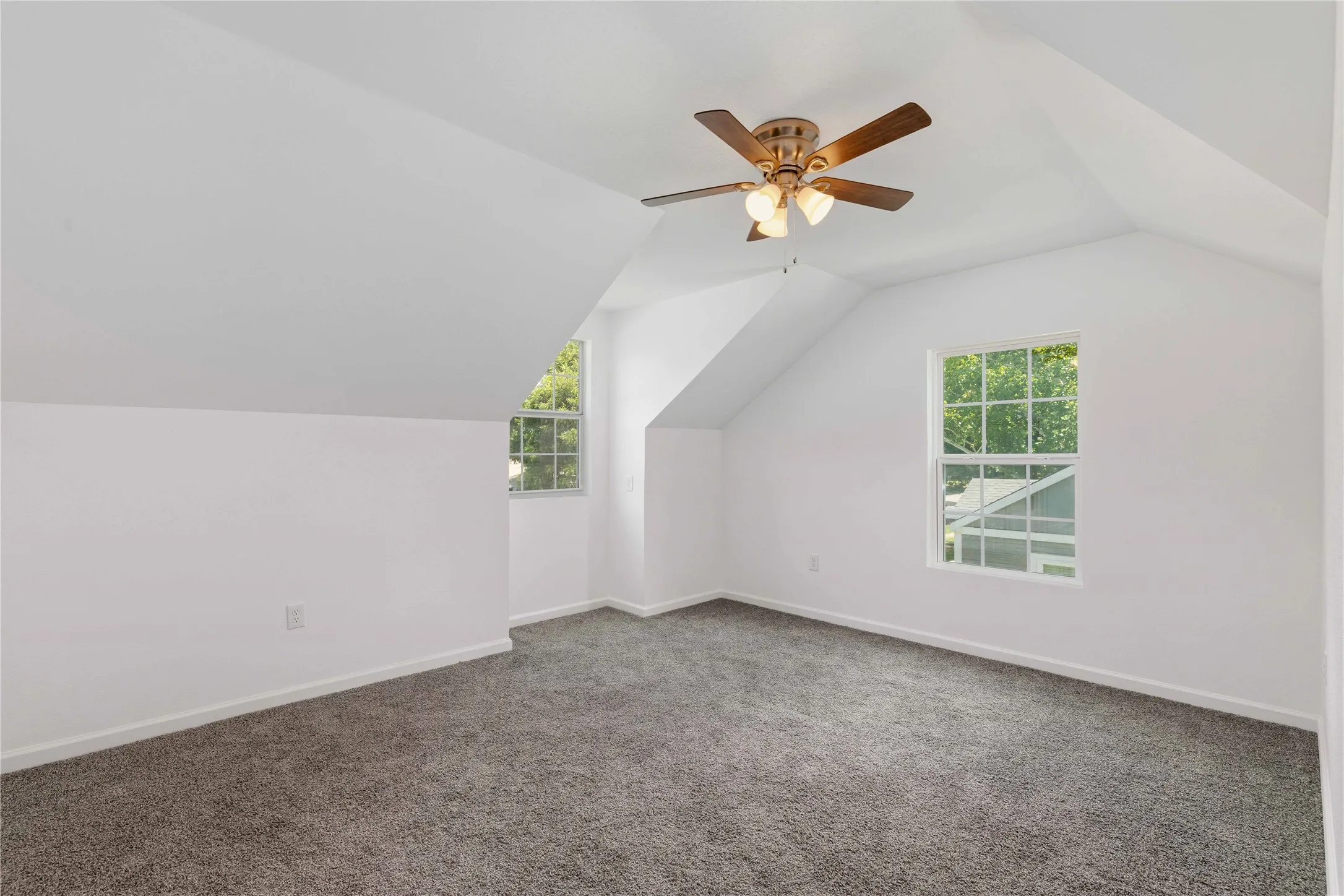 Single Family Residence For Sale in Brown County , 2201 Vincent Street, Brownwood, Texas 76801, 3 Bedroom, 3 Bathroom, Garage spaces, 2,543 Sqft, built in 1940, mls#21334213, Real Estate Agent in Brownwood, Homes For Sale in Brown county, Homes For Sale in Brownwood, Realtor in Brownwood Texas, Real Estate Brokerage Independent Realty Texas, Luminita Cordes Realtor