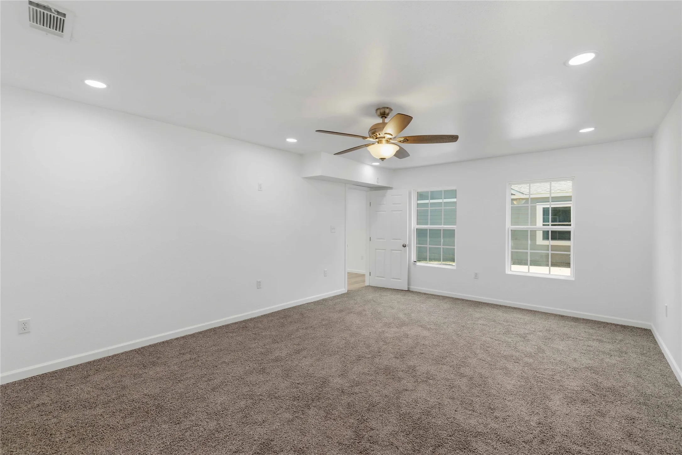 Single Family Residence For Sale in Brown County , 2201 Vincent Street, Brownwood, Texas 76801, 3 Bedroom, 3 Bathroom, Garage spaces, 2,543 Sqft, built in 1940, mls#21334213, Real Estate Agent in Brownwood, Homes For Sale in Brown county, Homes For Sale in Brownwood, Realtor in Brownwood Texas, Real Estate Brokerage Independent Realty Texas, Luminita Cordes Realtor