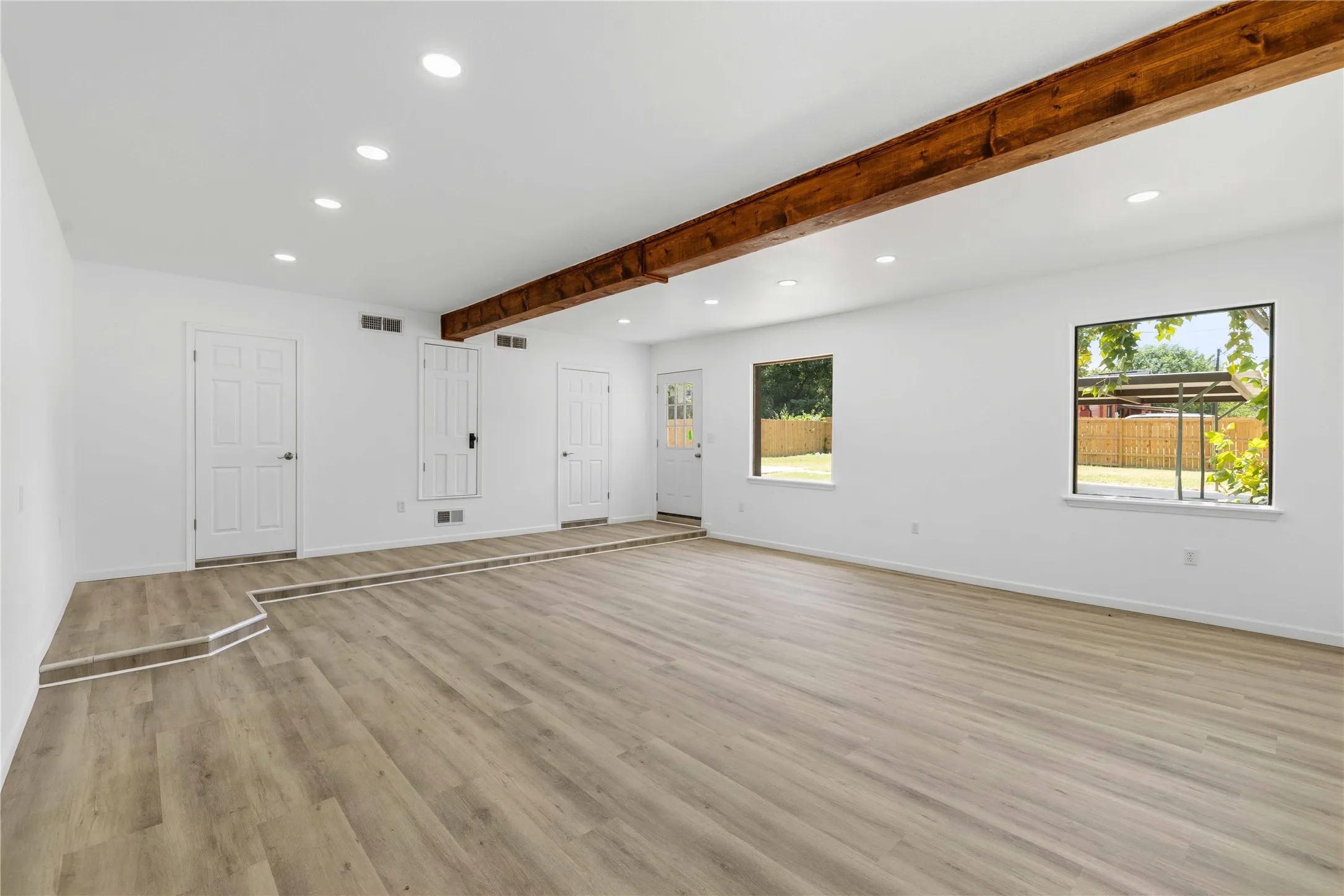 Single Family Residence For Sale in Brown County , 2201 Vincent Street, Brownwood, Texas 76801, 3 Bedroom, 3 Bathroom, Garage spaces, 2,543 Sqft, built in 1940, mls#21334213, Real Estate Agent in Brownwood, Homes For Sale in Brown county, Homes For Sale in Brownwood, Realtor in Brownwood Texas, Real Estate Brokerage Independent Realty Texas, Luminita Cordes Realtor