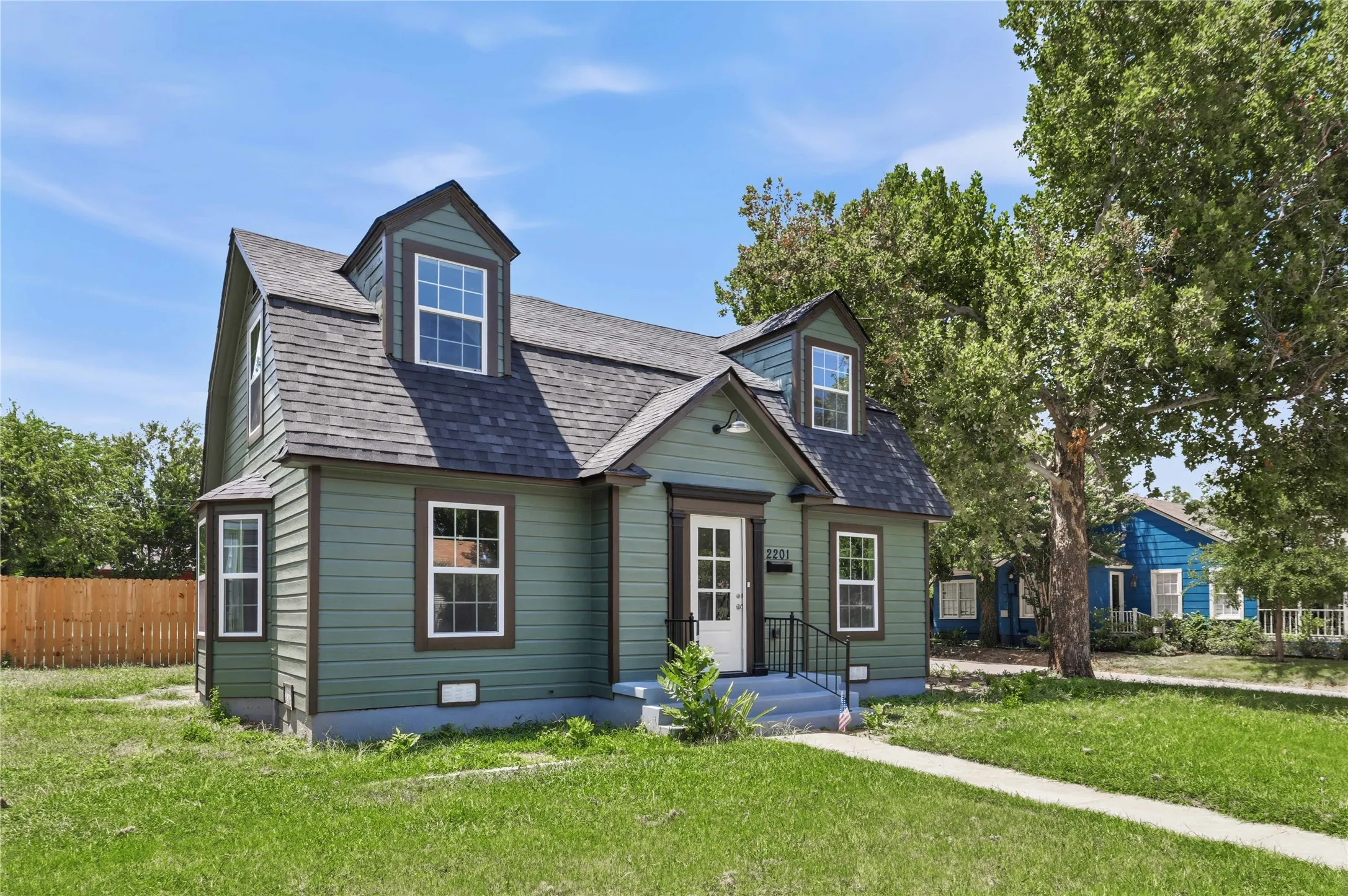 Single Family Residence For Sale in Brown County , 2201 Vincent Street, Brownwood, Texas 76801, 3 Bedroom, 3 Bathroom, Garage spaces, 2,543 Sqft, built in 1940, mls#21334213, Real Estate Agent in Brownwood, Homes For Sale in Brown county, Homes For Sale in Brownwood, Realtor in Brownwood Texas, Real Estate Brokerage Independent Realty Texas, Luminita Cordes Realtor