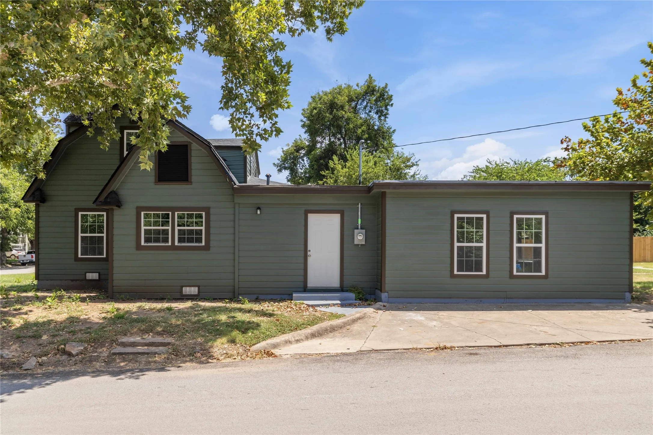 Single Family Residence For Sale in Brown County , 2201 Vincent Street, Brownwood, Texas 76801, 3 Bedroom, 3 Bathroom, Garage spaces, 2,543 Sqft, built in 1940, mls#21334213, Real Estate Agent in Brownwood, Homes For Sale in Brown county, Homes For Sale in Brownwood, Realtor in Brownwood Texas, Real Estate Brokerage Independent Realty Texas, Luminita Cordes Realtor