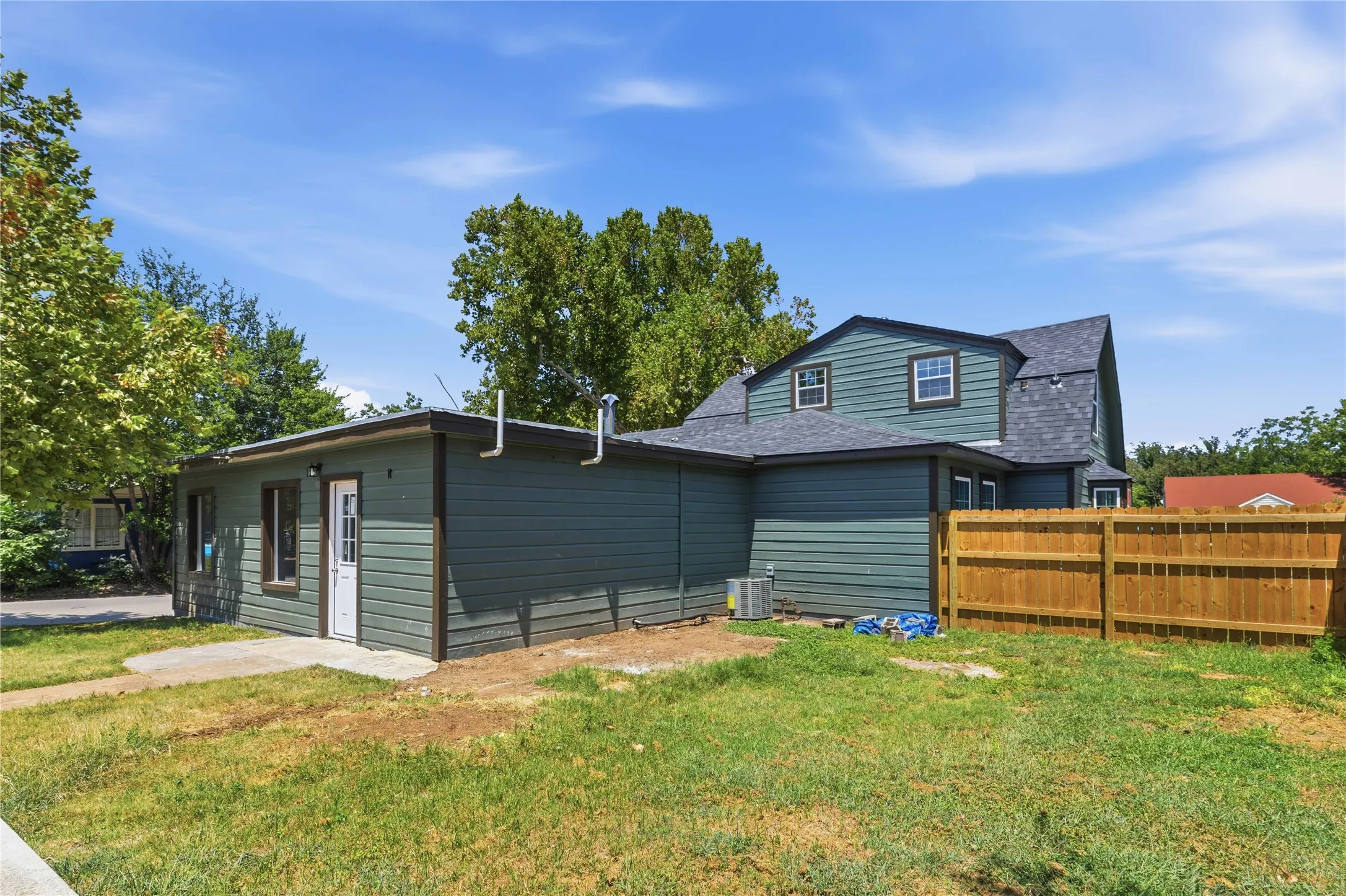 Single Family Residence For Sale in Brown County , 2201 Vincent Street, Brownwood, Texas 76801, 3 Bedroom, 3 Bathroom, Garage spaces, 2,543 Sqft, built in 1940, mls#21334213, Real Estate Agent in Brownwood, Homes For Sale in Brown county, Homes For Sale in Brownwood, Realtor in Brownwood Texas, Real Estate Brokerage Independent Realty Texas, Luminita Cordes Realtor