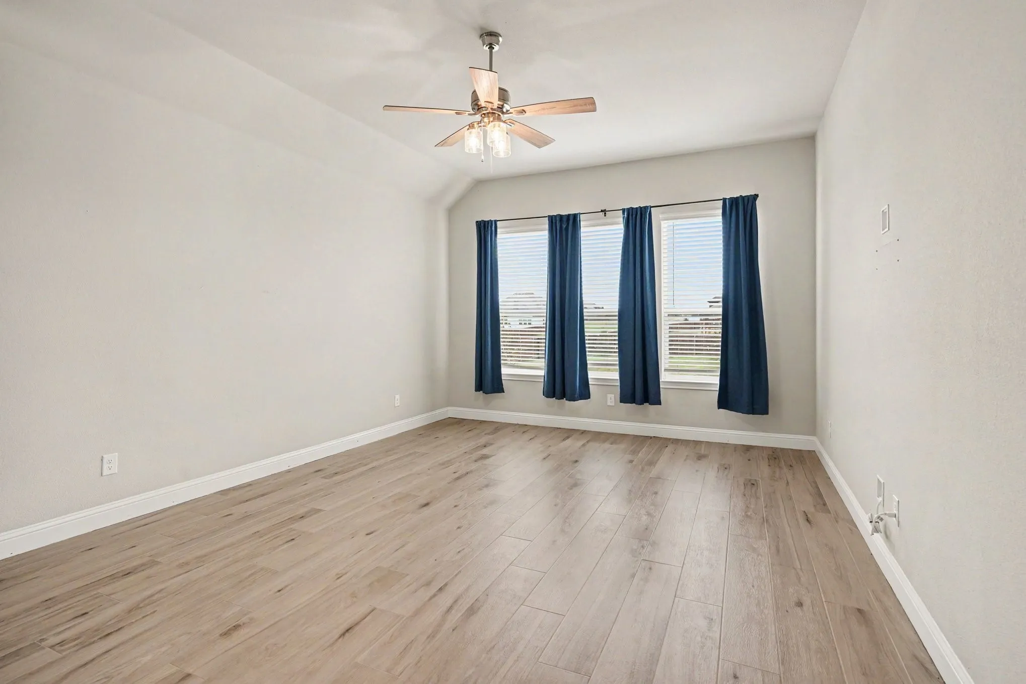 Single Family Residence For Sale in Johnson County , 12601 Panther Creek Drive, Godley, Texas 76044, 4 Bedroom, 3 Bathroom, 2 Garage spaces, 2,622 Sqft, built in 2022, mls#21330802, Real Estate Agent in Godley, Homes For Sale in Johnson county, Homes For Sale in Godley, Realtor in Godley Texas, Real Estate Brokerage Independent Realty Texas, Luminita Cordes Realtor