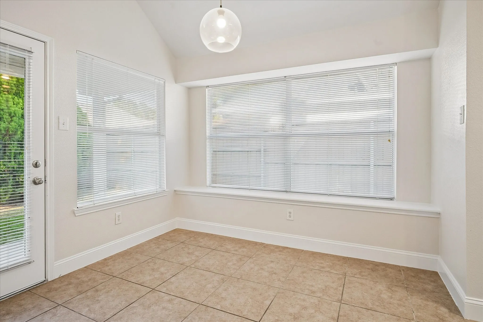 Single Family Residence For Rent in Collin County , 10610 Stone Falls Lane, Frisco, Texas 75035, 4 Bedroom, 2 Bathroom, 2 Garage spaces, 2,169 Sqft, built in 1998, mls#21334194, Real Estate Agent in Frisco, Homes For Rent in Collin county, Homes For Rent in Frisco, Realtor in Frisco Texas, Real Estate Brokerage Independent Realty Texas, Luminita Cordes Realtor