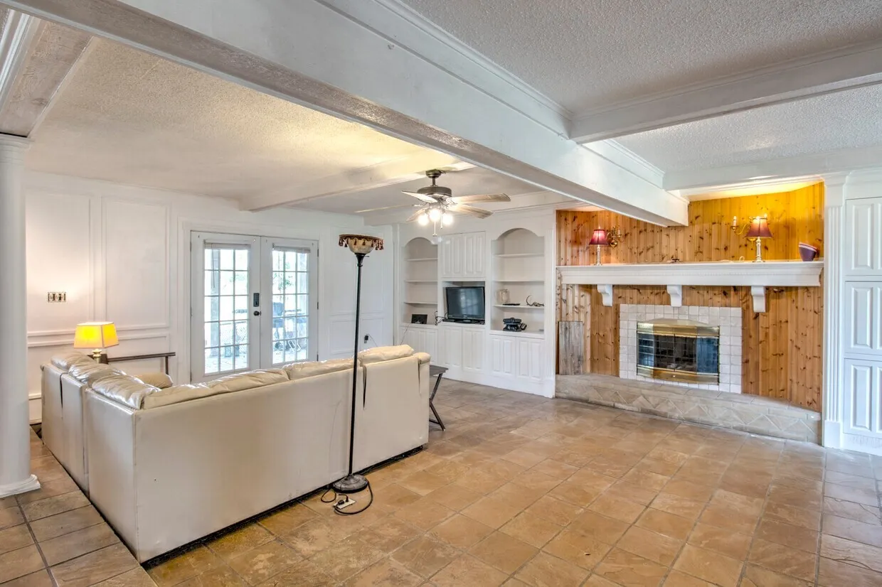 Single Family Residence For Sale in Grayson County , 516 Stark Lane, Sherman, Texas 75090, 4 Bedroom, 3 Bathroom, 2 Garage spaces, 2,820 Sqft, built in 1980, mls#21331959, Real Estate Agent in Sherman, Homes For Sale in Grayson county, Homes For Sale in Sherman, Realtor in Sherman Texas, Real Estate Brokerage Independent Realty Texas, Luminita Cordes Realtor