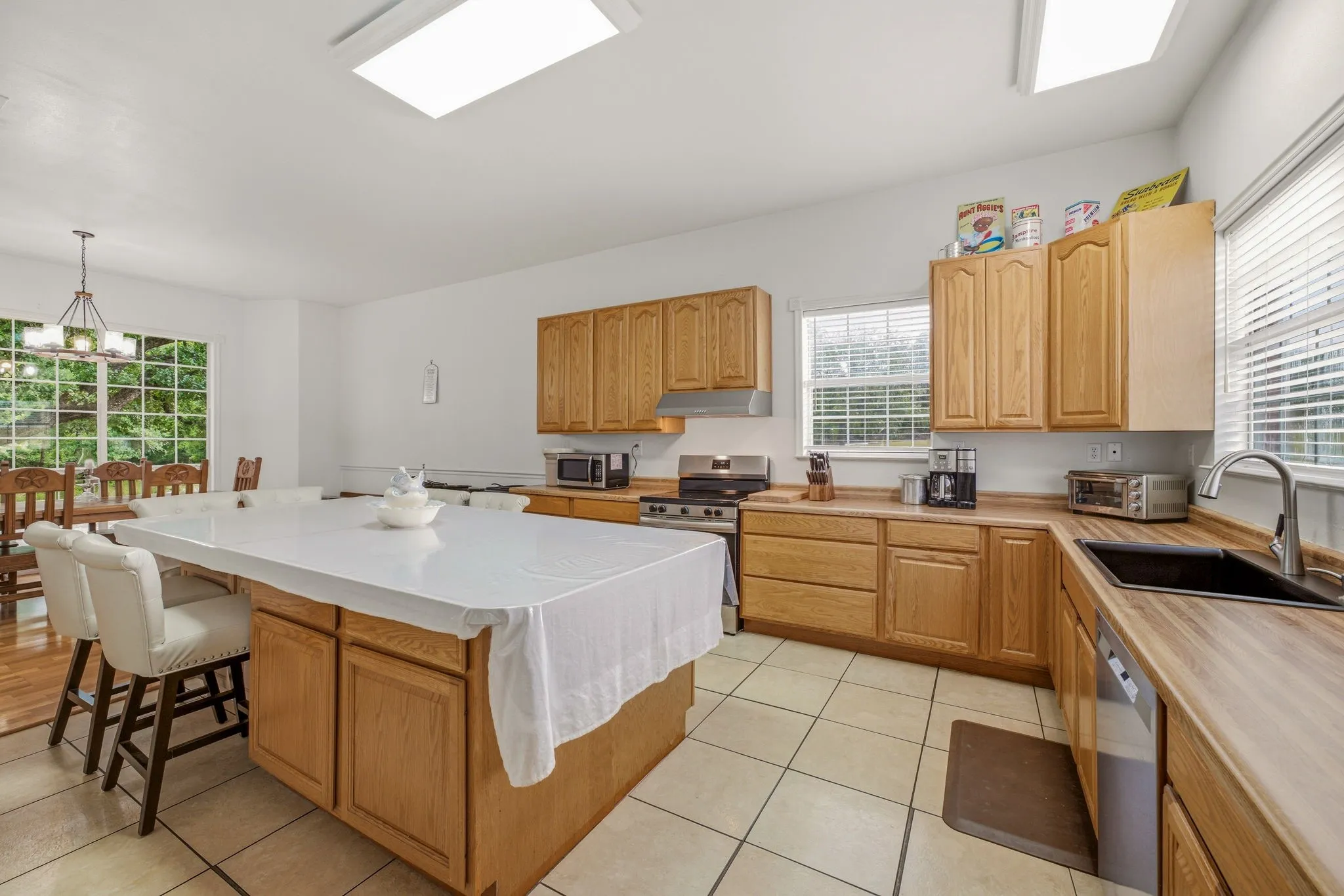 Single Family Residence For Sale in Erath County , 7835 N US Highway 377, Stephenville, Texas 76401, 4 Bedroom, 2 Bathroom, Garage spaces, 2,384 Sqft, built in 1994, mls#21334206, Real Estate Agent in Stephenville, Homes For Sale in Erath county, Homes For Sale in Stephenville, Realtor in Stephenville Texas, Real Estate Brokerage Independent Realty Texas, Luminita Cordes Realtor