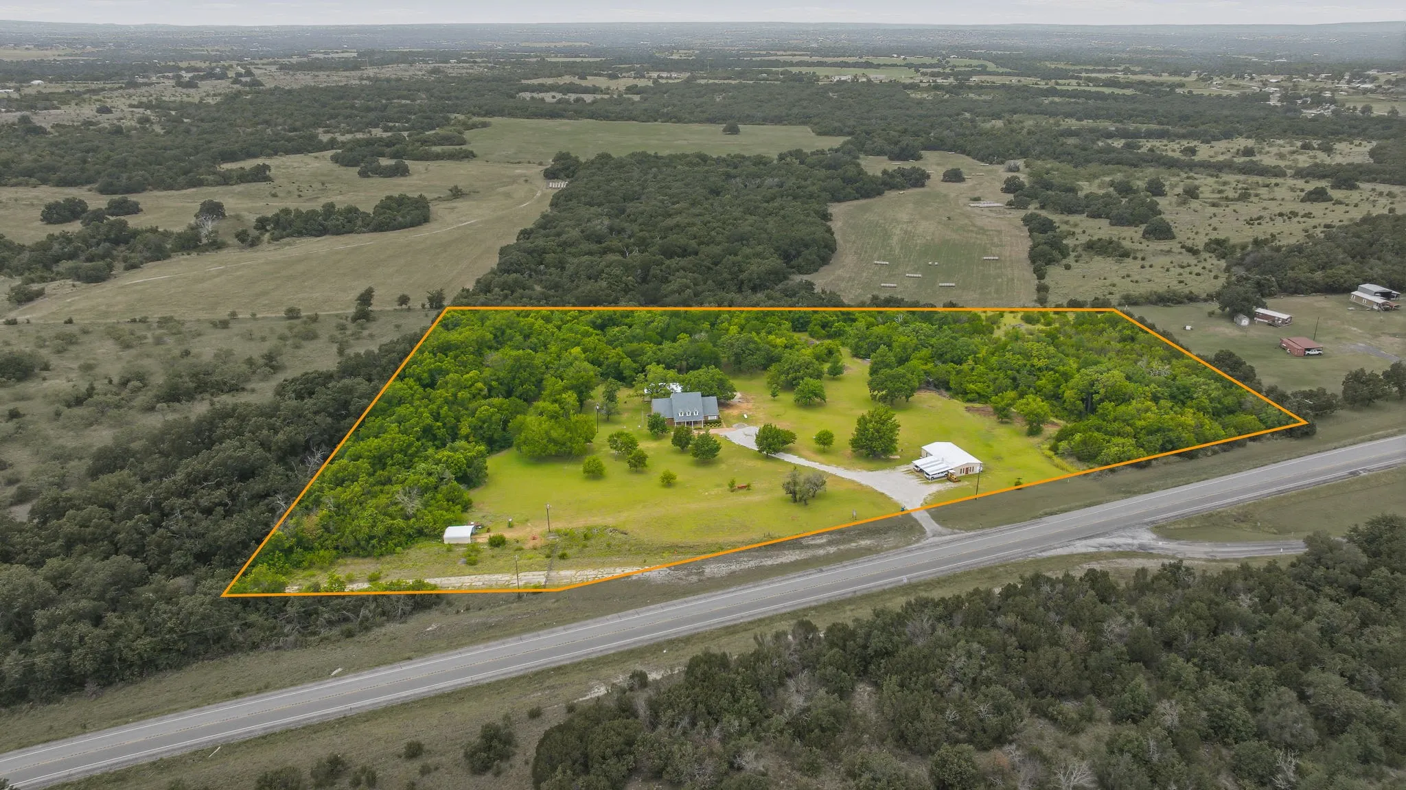 Single Family Residence For Sale in Erath County , 7835 N US Highway 377, Stephenville, Texas 76401, 4 Bedroom, 2 Bathroom, Garage spaces, 2,384 Sqft, built in 1994, mls#21334206, Real Estate Agent in Stephenville, Homes For Sale in Erath county, Homes For Sale in Stephenville, Realtor in Stephenville Texas, Real Estate Brokerage Independent Realty Texas, Luminita Cordes Realtor