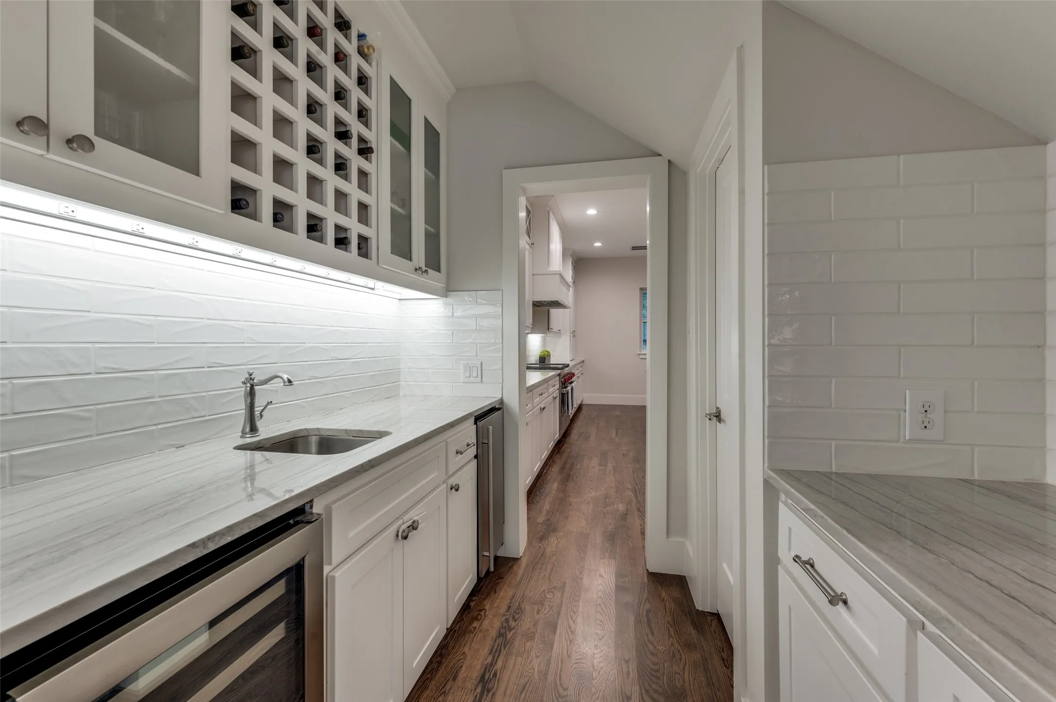 Single Family Residence For Sale in Dallas County , 6655 Avian Drive, Dallas, Texas 75230, 4 Bedroom, 6 Bathroom, 3 Garage spaces, 4,418 Sqft, built in 2017, mls#21333845, Real Estate Agent in Dallas, Homes For Sale in Dallas county, Homes For Sale in Dallas, Realtor in Dallas Texas, Real Estate Brokerage Independent Realty Texas, Luminita Cordes Realtor