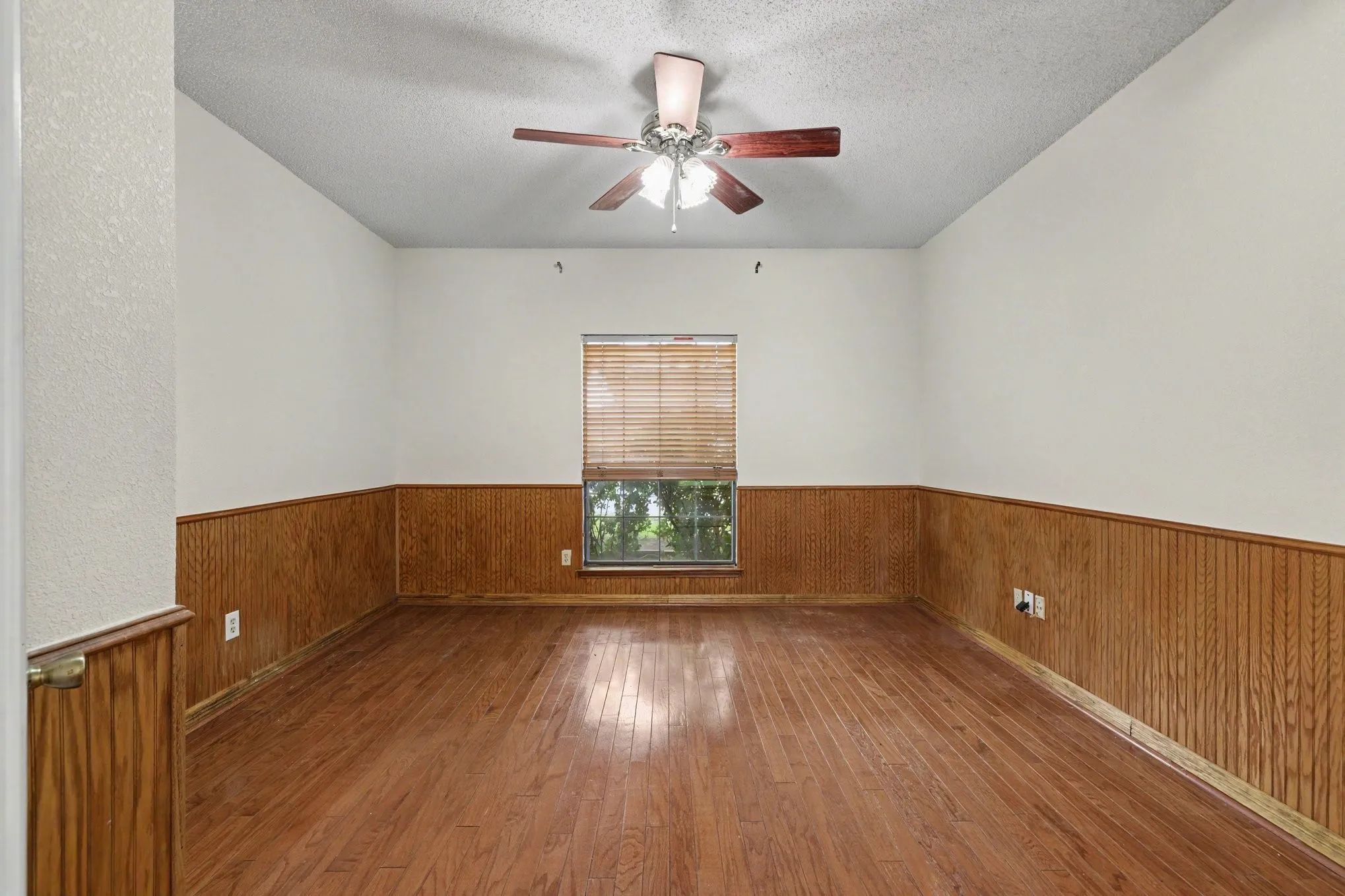 Single Family Residence For Sale in Dallas County , 1008 Primrose Street, Mesquite, Texas 75149, 3 Bedroom, 2 Bathroom, 2 Garage spaces, 1,868 Sqft, built in 1986, mls#21334115, Real Estate Agent in Mesquite, Homes For Sale in Dallas county, Homes For Sale in Mesquite, Realtor in Mesquite Texas, Real Estate Brokerage Independent Realty Texas, Luminita Cordes Realtor