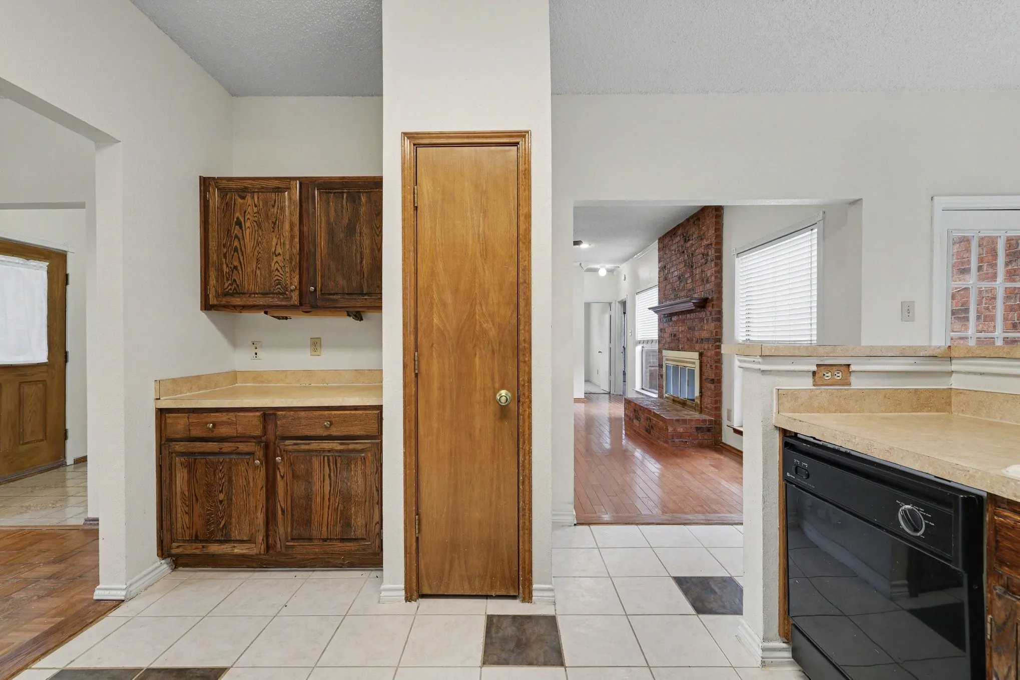 Single Family Residence For Sale in Dallas County , 1008 Primrose Street, Mesquite, Texas 75149, 3 Bedroom, 2 Bathroom, 2 Garage spaces, 1,868 Sqft, built in 1986, mls#21334115, Real Estate Agent in Mesquite, Homes For Sale in Dallas county, Homes For Sale in Mesquite, Realtor in Mesquite Texas, Real Estate Brokerage Independent Realty Texas, Luminita Cordes Realtor