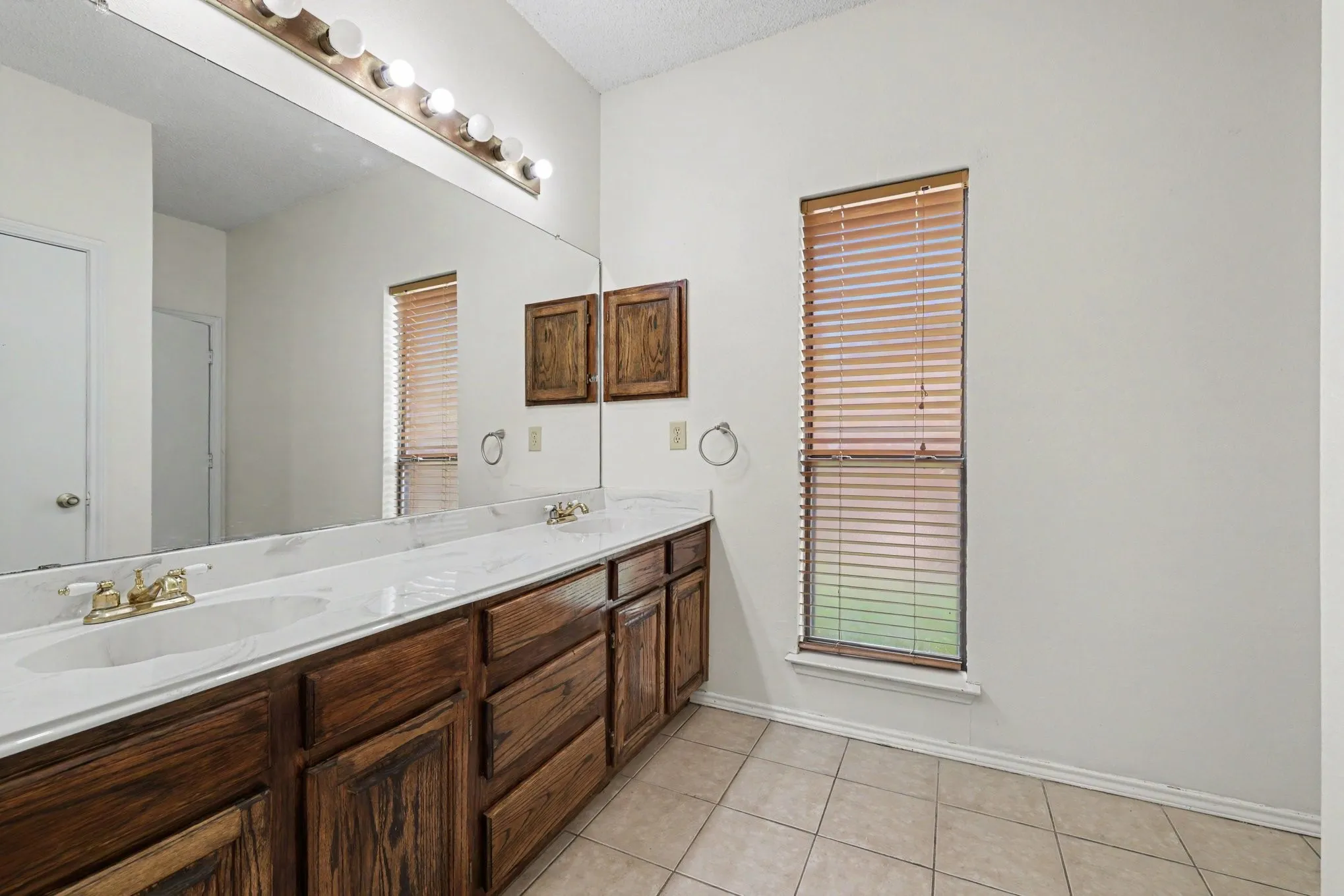 Single Family Residence For Sale in Dallas County , 1008 Primrose Street, Mesquite, Texas 75149, 3 Bedroom, 2 Bathroom, 2 Garage spaces, 1,868 Sqft, built in 1986, mls#21334115, Real Estate Agent in Mesquite, Homes For Sale in Dallas county, Homes For Sale in Mesquite, Realtor in Mesquite Texas, Real Estate Brokerage Independent Realty Texas, Luminita Cordes Realtor