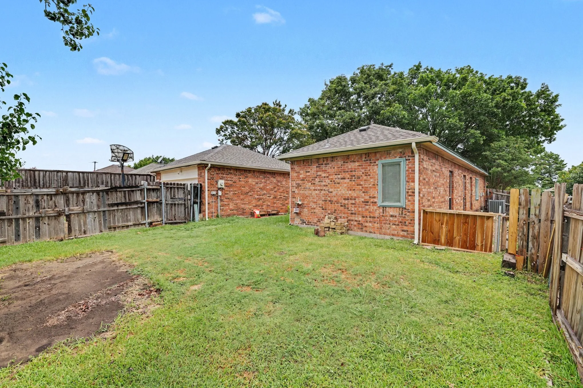 Single Family Residence For Sale in Dallas County , 1008 Primrose Street, Mesquite, Texas 75149, 3 Bedroom, 2 Bathroom, 2 Garage spaces, 1,868 Sqft, built in 1986, mls#21334115, Real Estate Agent in Mesquite, Homes For Sale in Dallas county, Homes For Sale in Mesquite, Realtor in Mesquite Texas, Real Estate Brokerage Independent Realty Texas, Luminita Cordes Realtor