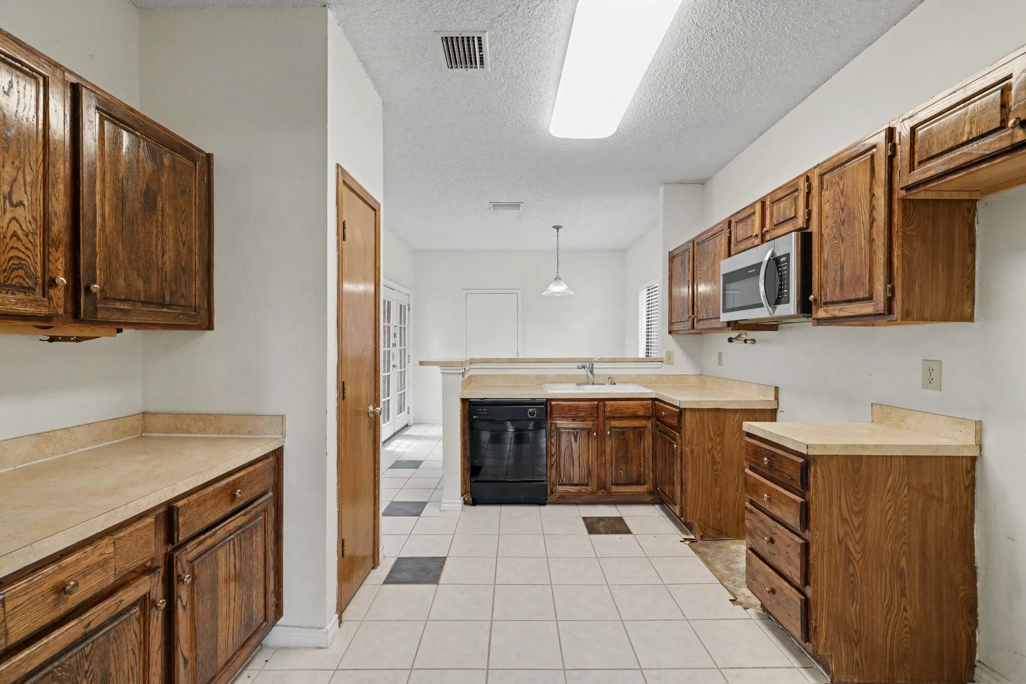 Single Family Residence For Sale in Dallas County , 1008 Primrose Street, Mesquite, Texas 75149, 3 Bedroom, 2 Bathroom, 2 Garage spaces, 1,868 Sqft, built in 1986, mls#21334115, Real Estate Agent in Mesquite, Homes For Sale in Dallas county, Homes For Sale in Mesquite, Realtor in Mesquite Texas, Real Estate Brokerage Independent Realty Texas, Luminita Cordes Realtor