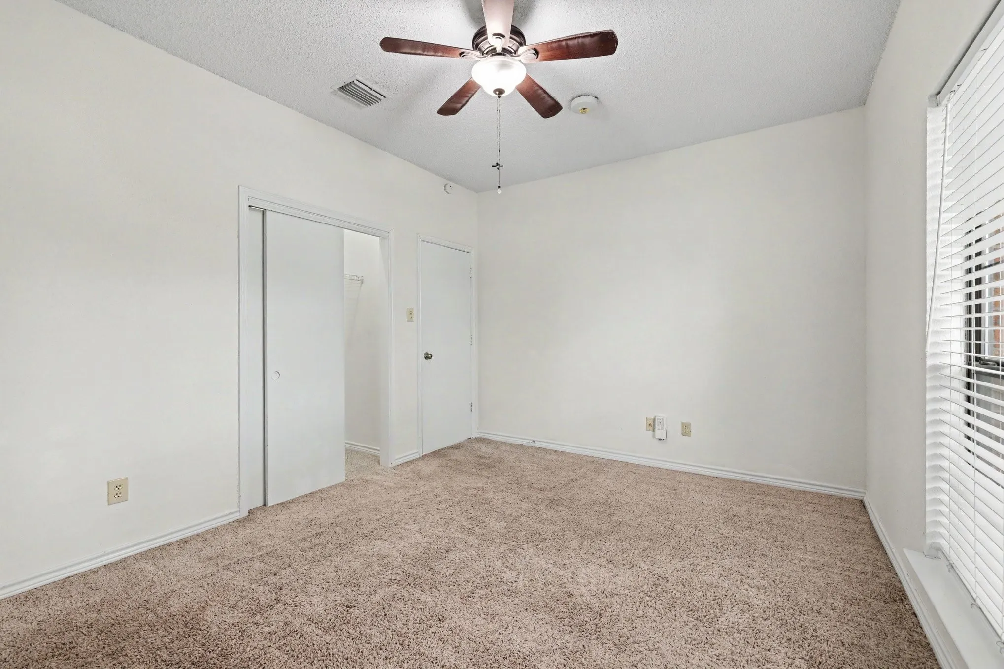 Single Family Residence For Sale in Dallas County , 1008 Primrose Street, Mesquite, Texas 75149, 3 Bedroom, 2 Bathroom, 2 Garage spaces, 1,868 Sqft, built in 1986, mls#21334115, Real Estate Agent in Mesquite, Homes For Sale in Dallas county, Homes For Sale in Mesquite, Realtor in Mesquite Texas, Real Estate Brokerage Independent Realty Texas, Luminita Cordes Realtor