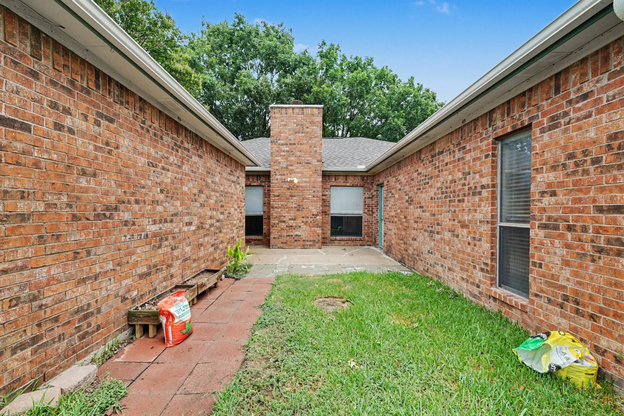 Single Family Residence For Sale in Dallas County , 1008 Primrose Street, Mesquite, Texas 75149, 3 Bedroom, 2 Bathroom, 2 Garage spaces, 1,868 Sqft, built in 1986, mls#21334115, Real Estate Agent in Mesquite, Homes For Sale in Dallas county, Homes For Sale in Mesquite, Realtor in Mesquite Texas, Real Estate Brokerage Independent Realty Texas, Luminita Cordes Realtor