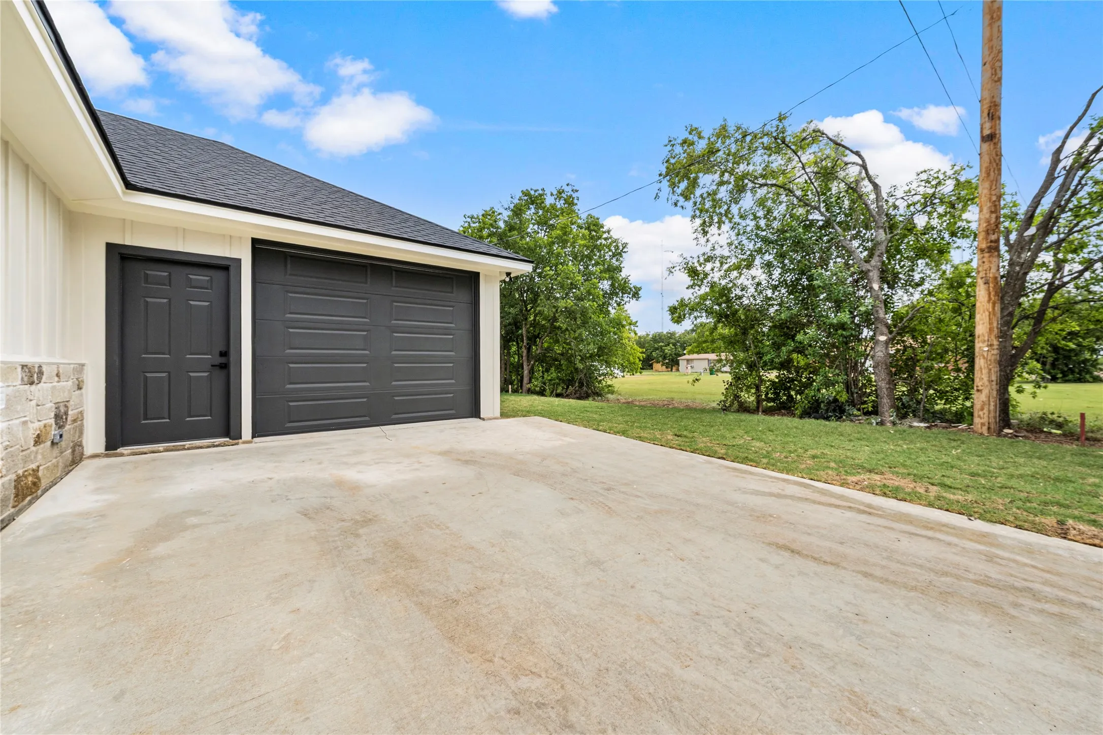 Single Family Residence For Sale in Mc Lennan County , 214 Rogers Street, Mc Gregor, Texas 76657, 3 Bedroom, 2 Bathroom, 1 Garage spaces, 1,876 Sqft, built in 2026, mls#21334240, Real Estate Agent in Mc Gregor, Homes For Sale in Mc Lennan county, Homes For Sale in Mc Gregor, Realtor in Mc Gregor Texas, Real Estate Brokerage Independent Realty Texas, Luminita Cordes Realtor
