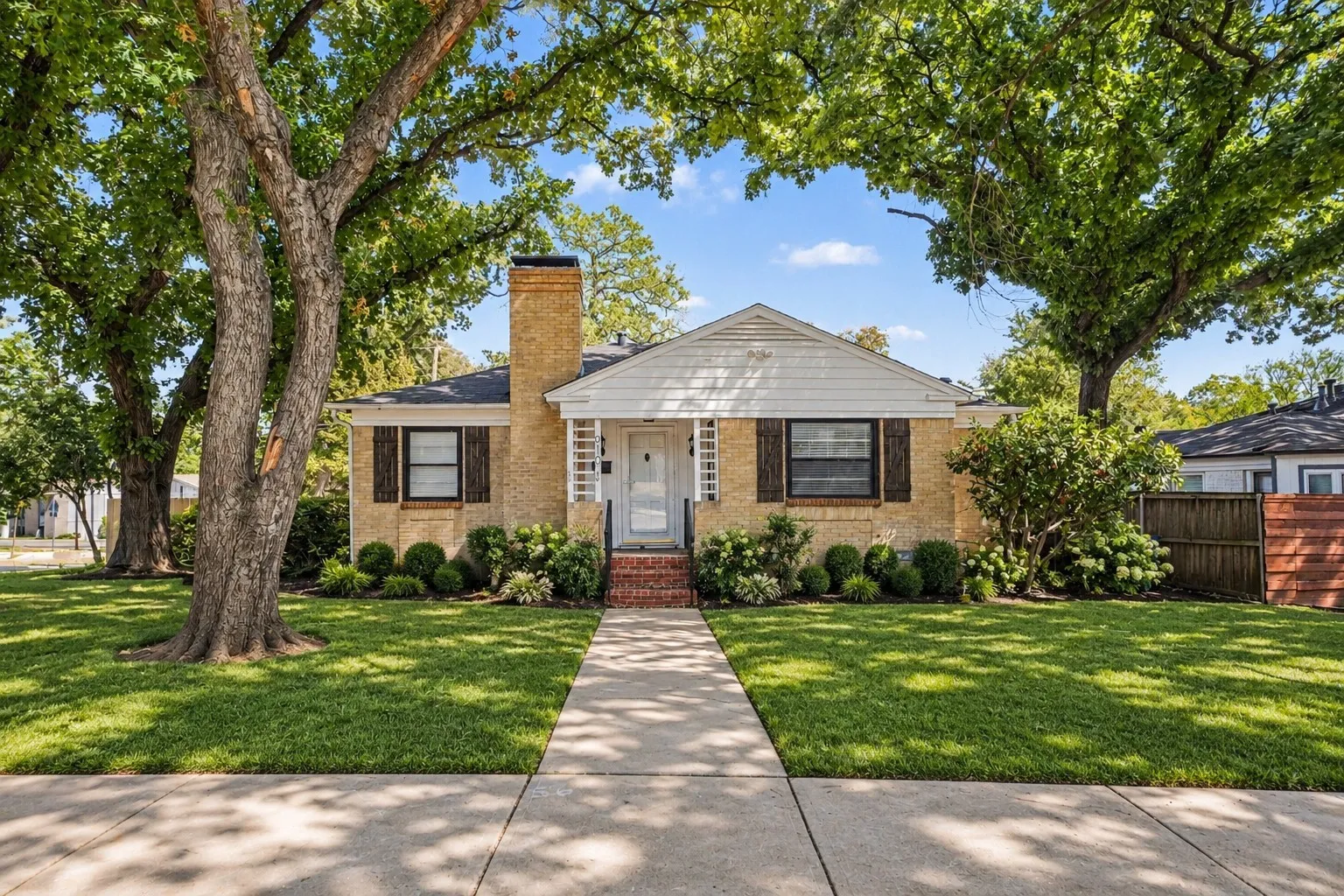 Single Family Residence For Sale in Dallas County , 910 Reverchon Drive, Dallas, Texas 75211, 3 Bedroom, 1 Bathroom, 2 Garage spaces, 1,077 Sqft, built in 1944, mls#21334280, Real Estate Agent in Dallas, Homes For Sale in Dallas county, Homes For Sale in Dallas, Realtor in Dallas Texas, Real Estate Brokerage Independent Realty Texas, Luminita Cordes Realtor