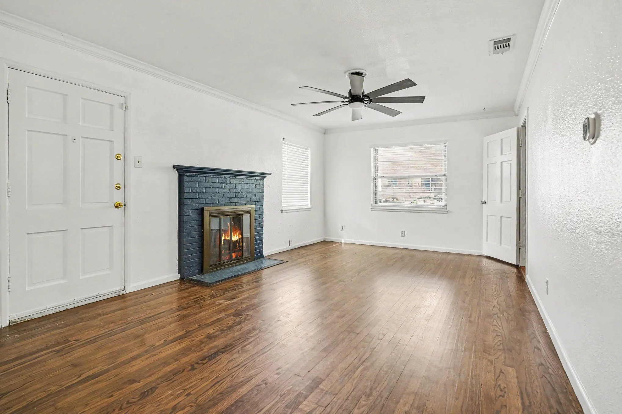 Single Family Residence For Sale in Dallas County , 910 Reverchon Drive, Dallas, Texas 75211, 3 Bedroom, 1 Bathroom, 2 Garage spaces, 1,077 Sqft, built in 1944, mls#21334280, Real Estate Agent in Dallas, Homes For Sale in Dallas county, Homes For Sale in Dallas, Realtor in Dallas Texas, Real Estate Brokerage Independent Realty Texas, Luminita Cordes Realtor
