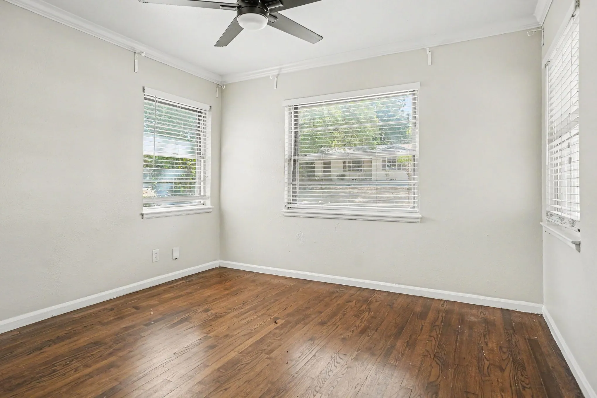 Single Family Residence For Sale in Dallas County , 910 Reverchon Drive, Dallas, Texas 75211, 3 Bedroom, 1 Bathroom, 2 Garage spaces, 1,077 Sqft, built in 1944, mls#21334280, Real Estate Agent in Dallas, Homes For Sale in Dallas county, Homes For Sale in Dallas, Realtor in Dallas Texas, Real Estate Brokerage Independent Realty Texas, Luminita Cordes Realtor