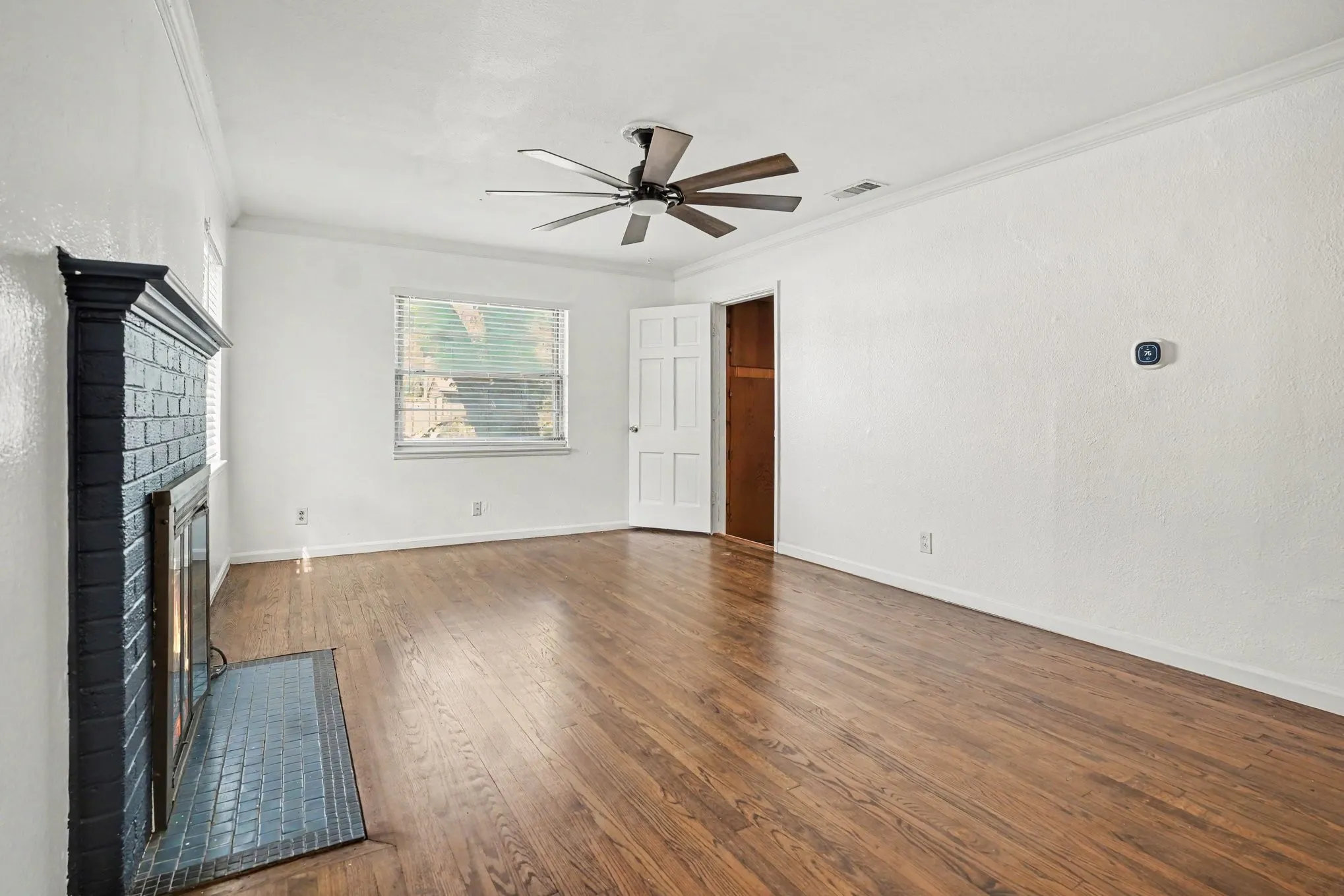 Single Family Residence For Sale in Dallas County , 910 Reverchon Drive, Dallas, Texas 75211, 3 Bedroom, 1 Bathroom, 2 Garage spaces, 1,077 Sqft, built in 1944, mls#21334280, Real Estate Agent in Dallas, Homes For Sale in Dallas county, Homes For Sale in Dallas, Realtor in Dallas Texas, Real Estate Brokerage Independent Realty Texas, Luminita Cordes Realtor