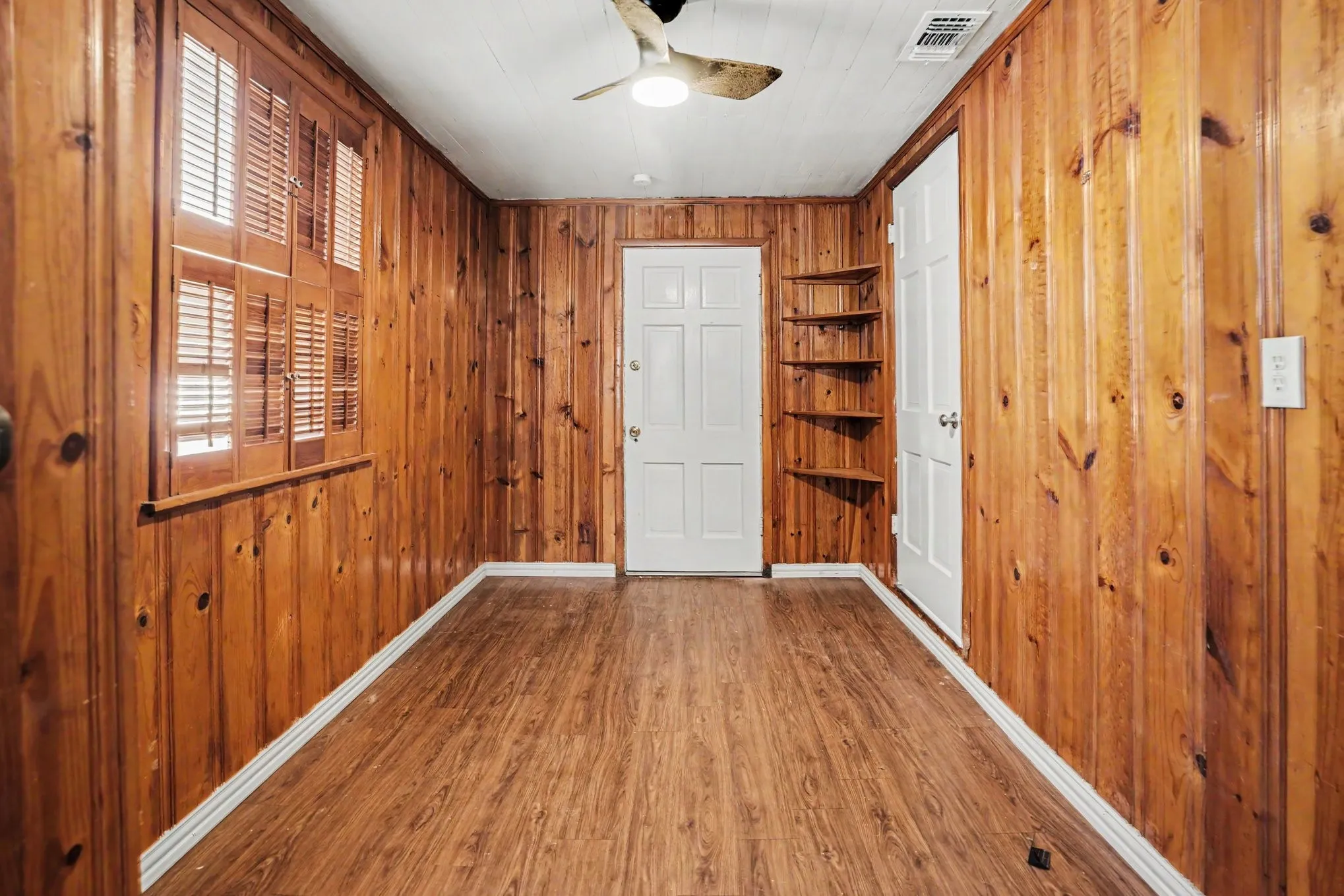 Single Family Residence For Sale in Dallas County , 910 Reverchon Drive, Dallas, Texas 75211, 3 Bedroom, 1 Bathroom, 2 Garage spaces, 1,077 Sqft, built in 1944, mls#21334280, Real Estate Agent in Dallas, Homes For Sale in Dallas county, Homes For Sale in Dallas, Realtor in Dallas Texas, Real Estate Brokerage Independent Realty Texas, Luminita Cordes Realtor
