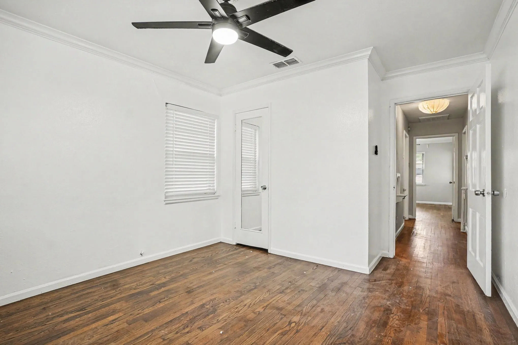 Single Family Residence For Sale in Dallas County , 910 Reverchon Drive, Dallas, Texas 75211, 3 Bedroom, 1 Bathroom, 2 Garage spaces, 1,077 Sqft, built in 1944, mls#21334280, Real Estate Agent in Dallas, Homes For Sale in Dallas county, Homes For Sale in Dallas, Realtor in Dallas Texas, Real Estate Brokerage Independent Realty Texas, Luminita Cordes Realtor