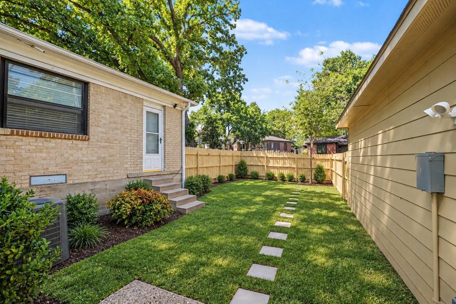 Single Family Residence For Sale in Dallas County , 910 Reverchon Drive, Dallas, Texas 75211, 3 Bedroom, 1 Bathroom, 2 Garage spaces, 1,077 Sqft, built in 1944, mls#21334280, Real Estate Agent in Dallas, Homes For Sale in Dallas county, Homes For Sale in Dallas, Realtor in Dallas Texas, Real Estate Brokerage Independent Realty Texas, Luminita Cordes Realtor