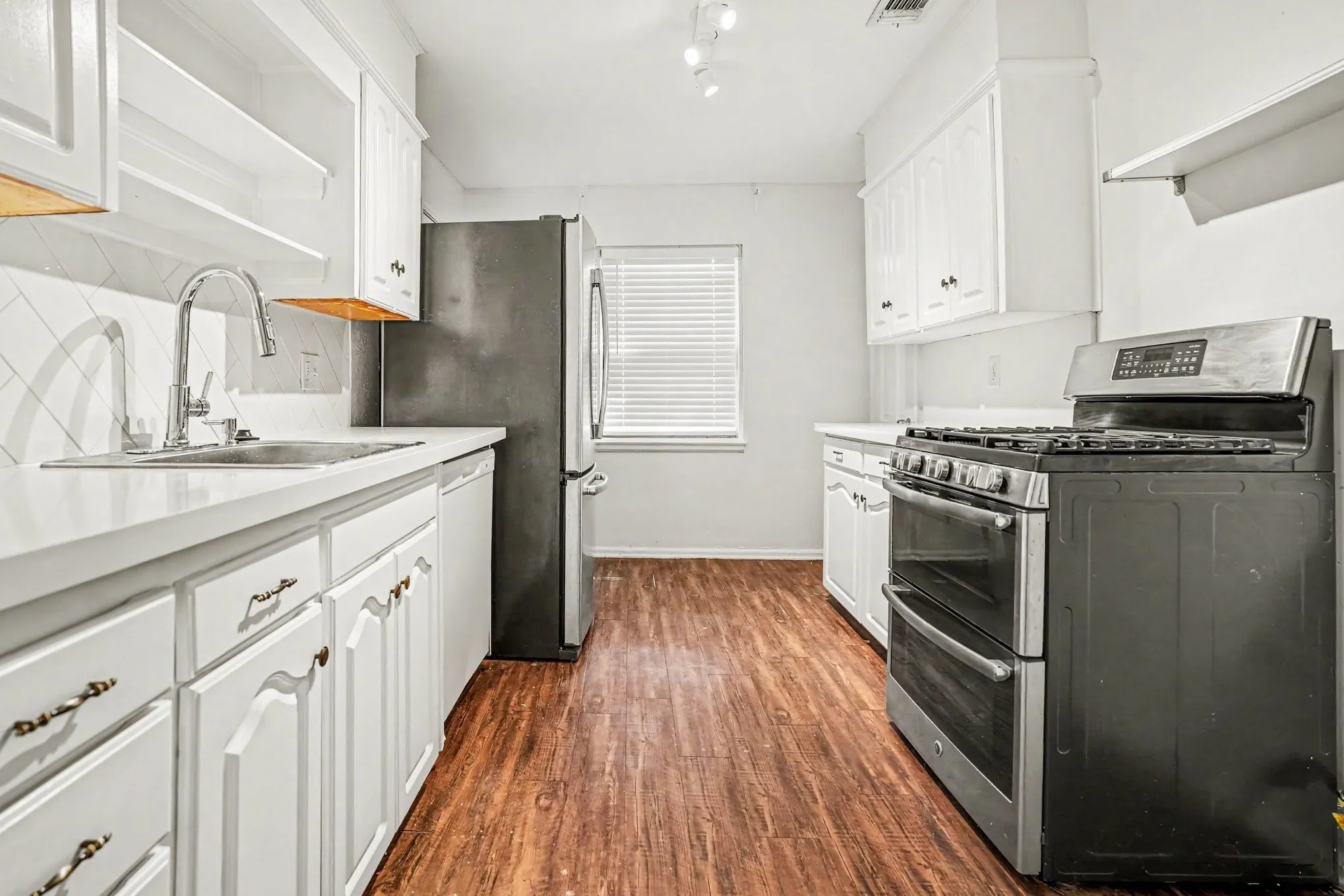 Single Family Residence For Sale in Dallas County , 910 Reverchon Drive, Dallas, Texas 75211, 3 Bedroom, 1 Bathroom, 2 Garage spaces, 1,077 Sqft, built in 1944, mls#21334280, Real Estate Agent in Dallas, Homes For Sale in Dallas county, Homes For Sale in Dallas, Realtor in Dallas Texas, Real Estate Brokerage Independent Realty Texas, Luminita Cordes Realtor