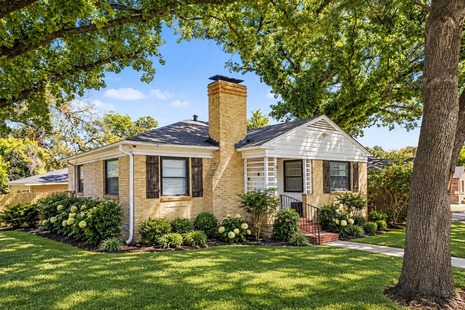 Single Family Residence For Sale in Dallas County , 910 Reverchon Drive, Dallas, Texas 75211, 3 Bedroom, 1 Bathroom, 2 Garage spaces, 1,077 Sqft, built in 1944, mls#21334280, Real Estate Agent in Dallas, Homes For Sale in Dallas county, Homes For Sale in Dallas, Realtor in Dallas Texas, Real Estate Brokerage Independent Realty Texas, Luminita Cordes Realtor