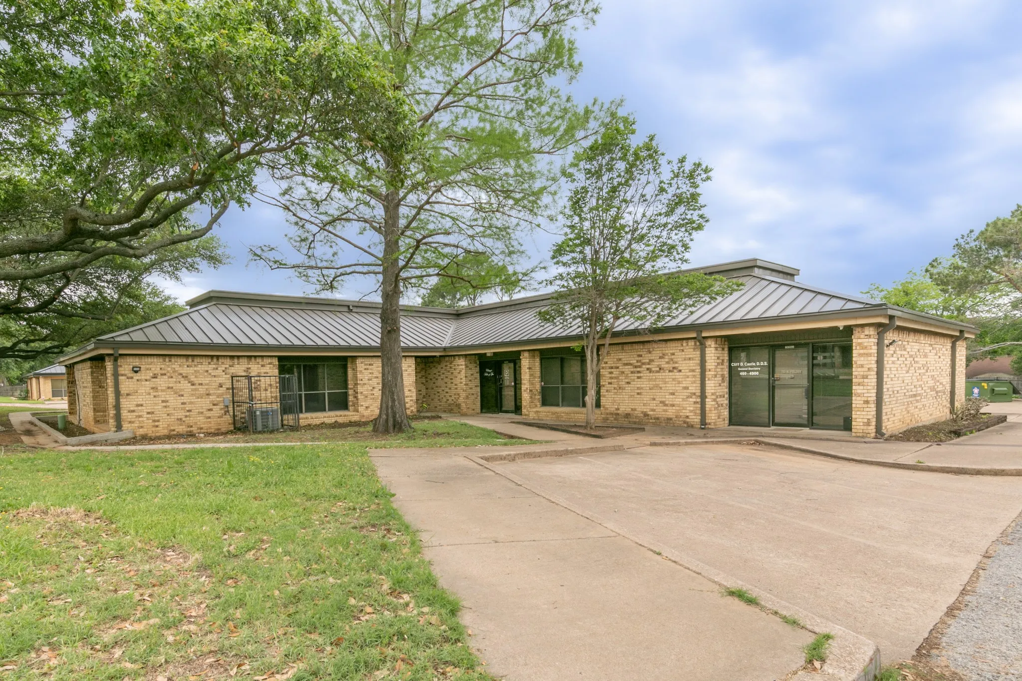 Office For Sale in Tarrant County , 736 N Fielder Road, Arlington, Texas 76012, 0, 0, Garage spaces, 0 Sqft, built in 1981, Price $1,200,000, mls#21334279, Real Estate Agent in Arlington, Homes For Sale in Tarrant county, Homes For Sale in Arlington, Realtor in Arlington Texas, Real Estate Brokerage Independent Realty Texas, Luminita Cordes Realtor