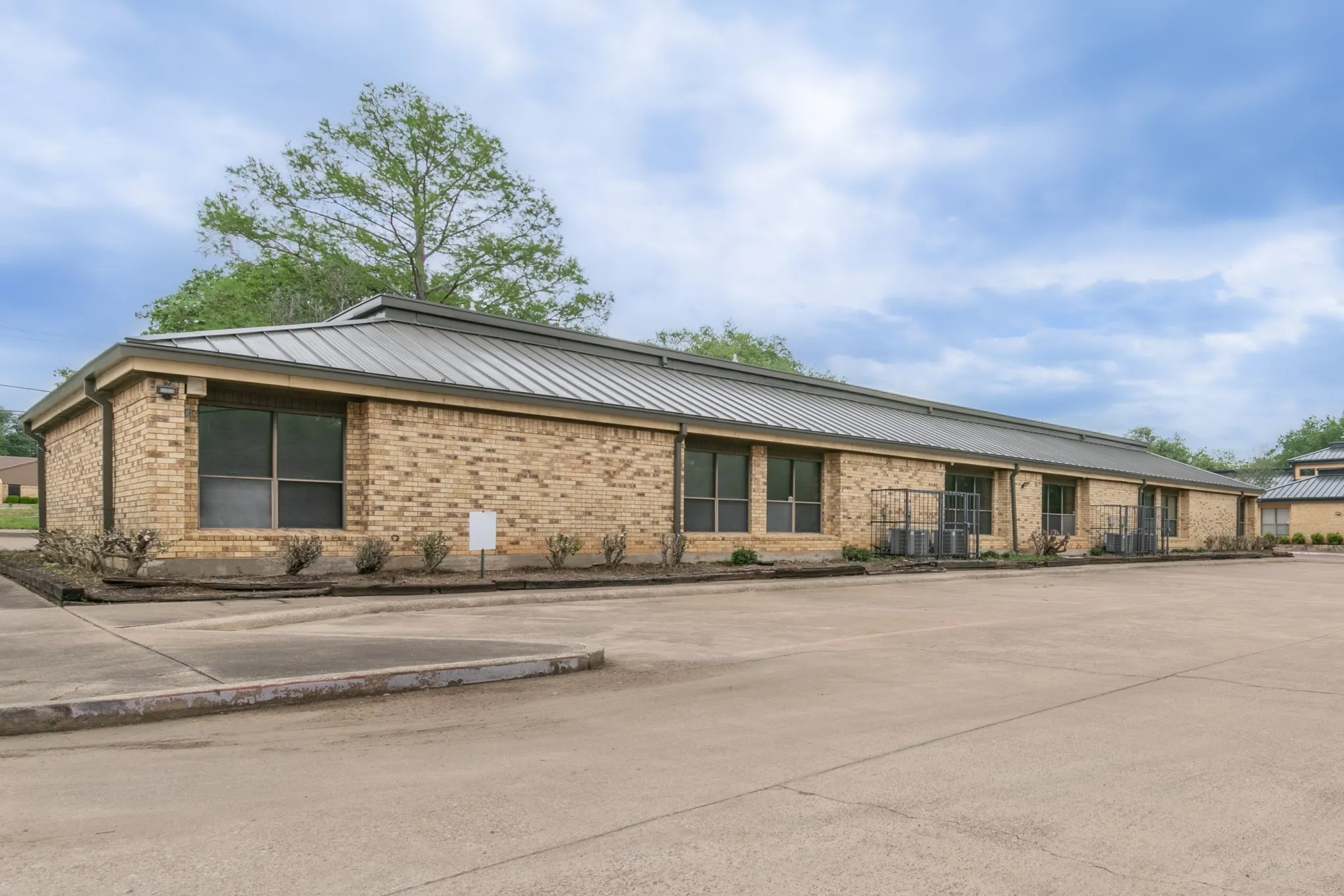 Office For Sale in Tarrant County , 736 N Fielder Road, Arlington, Texas 76012, 0, 0, Garage spaces, 0 Sqft, built in 1981, Price $1,200,000, mls#21334279, Real Estate Agent in Arlington, Homes For Sale in Tarrant county, Homes For Sale in Arlington, Realtor in Arlington Texas, Real Estate Brokerage Independent Realty Texas, Luminita Cordes Realtor