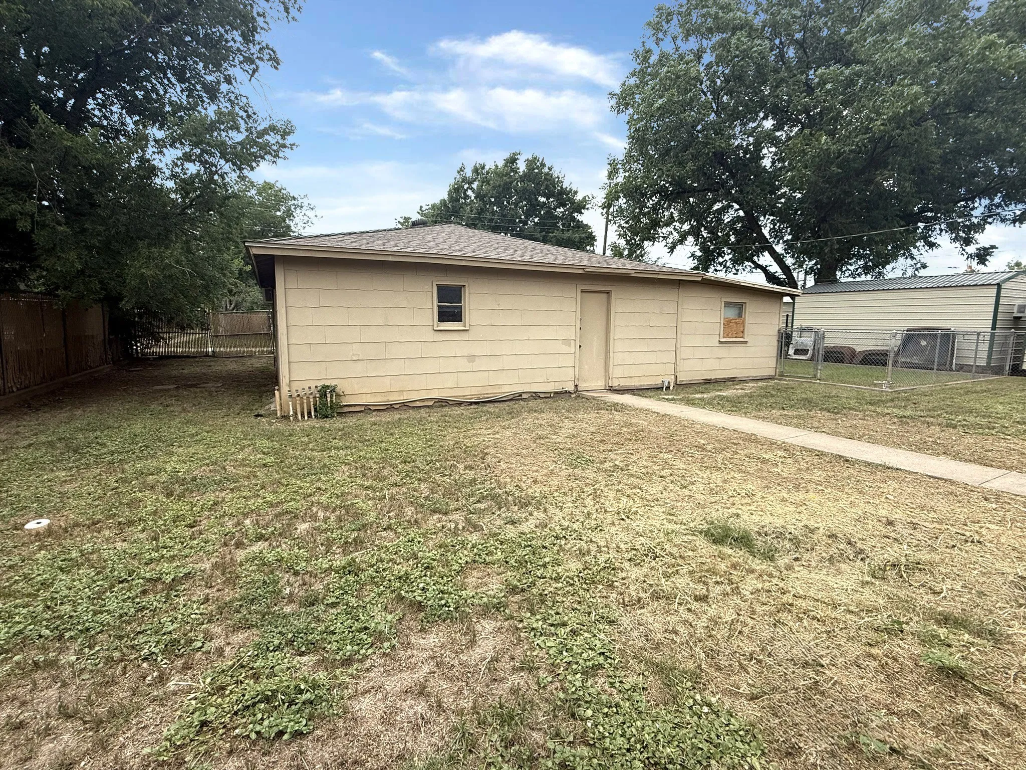 Single Family Residence For Sale in Taylor County , 3010 Grand Avenue, Abilene, Texas 79605, 3 Bedroom, 2 Bathroom, 2 Garage spaces, 1,692 Sqft, built in 1964, mls#21315914, Real Estate Agent in Abilene, Homes For Sale in Taylor county, Homes For Sale in Abilene, Realtor in Abilene Texas, Real Estate Brokerage Independent Realty Texas, Luminita Cordes Realtor