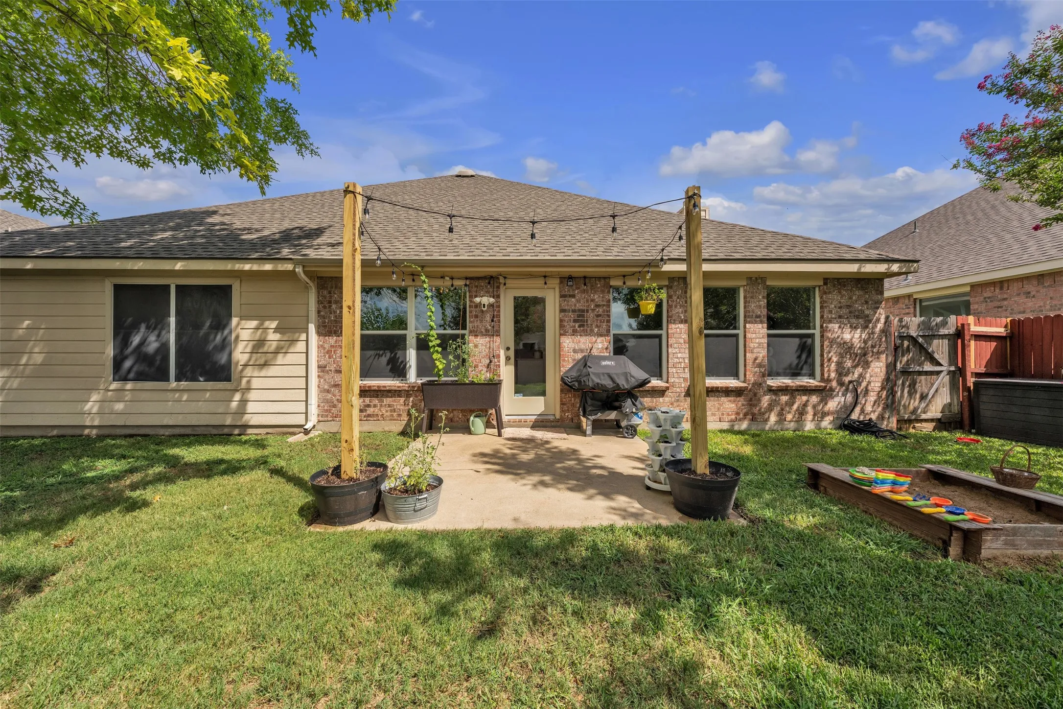 Single Family Residence For Sale in Tarrant County , 510 Dover Park Trail, Mansfield, Texas 76063, 4 Bedroom, 2 Bathroom, 2 Garage spaces, 2,057 Sqft, built in 2004, mls#21318452, Real Estate Agent in Mansfield, Homes For Sale in Tarrant county, Homes For Sale in Mansfield, Realtor in Mansfield Texas, Real Estate Brokerage Independent Realty Texas, Luminita Cordes Realtor